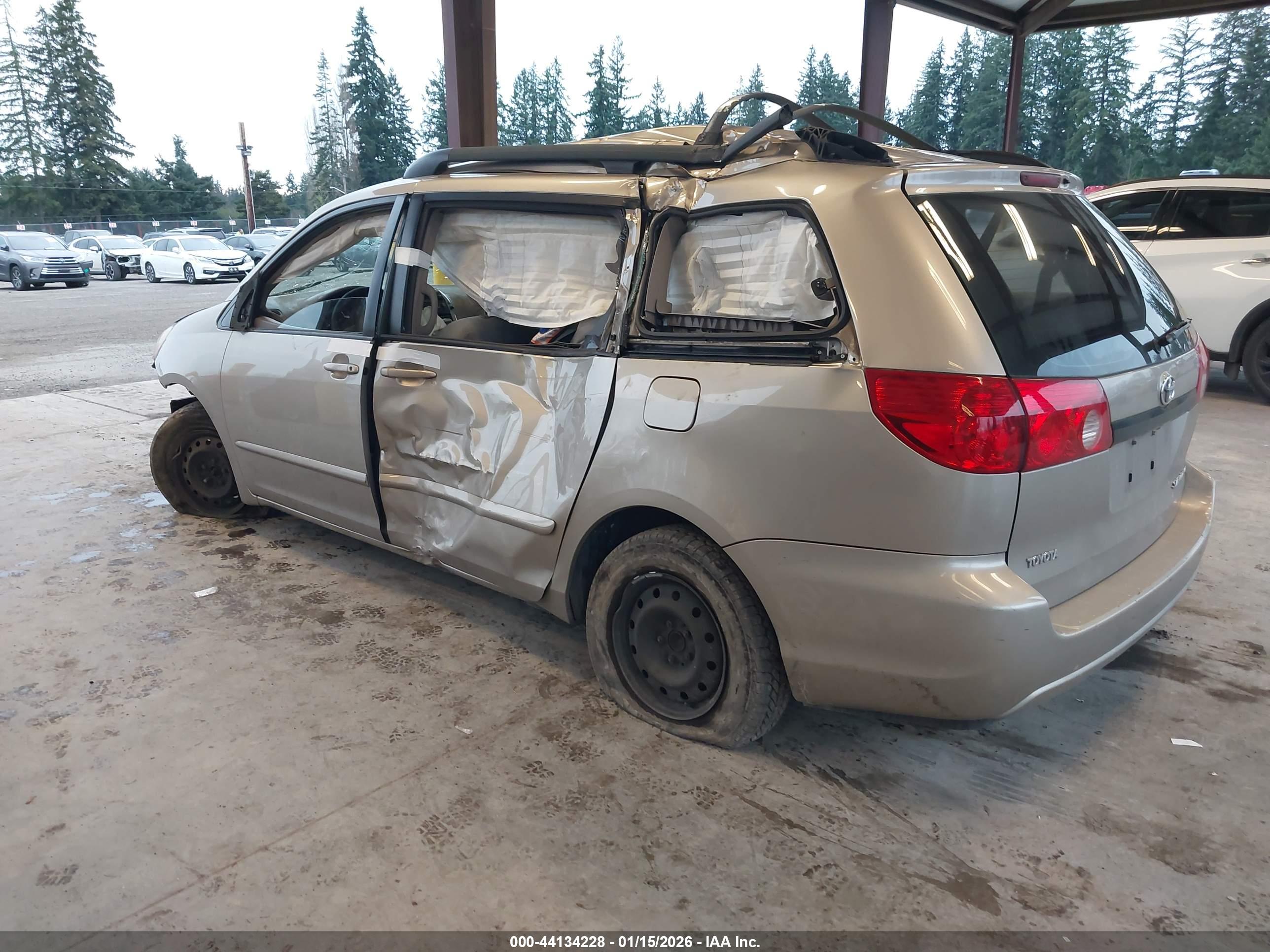 TOYOTA SIENNA image 3
