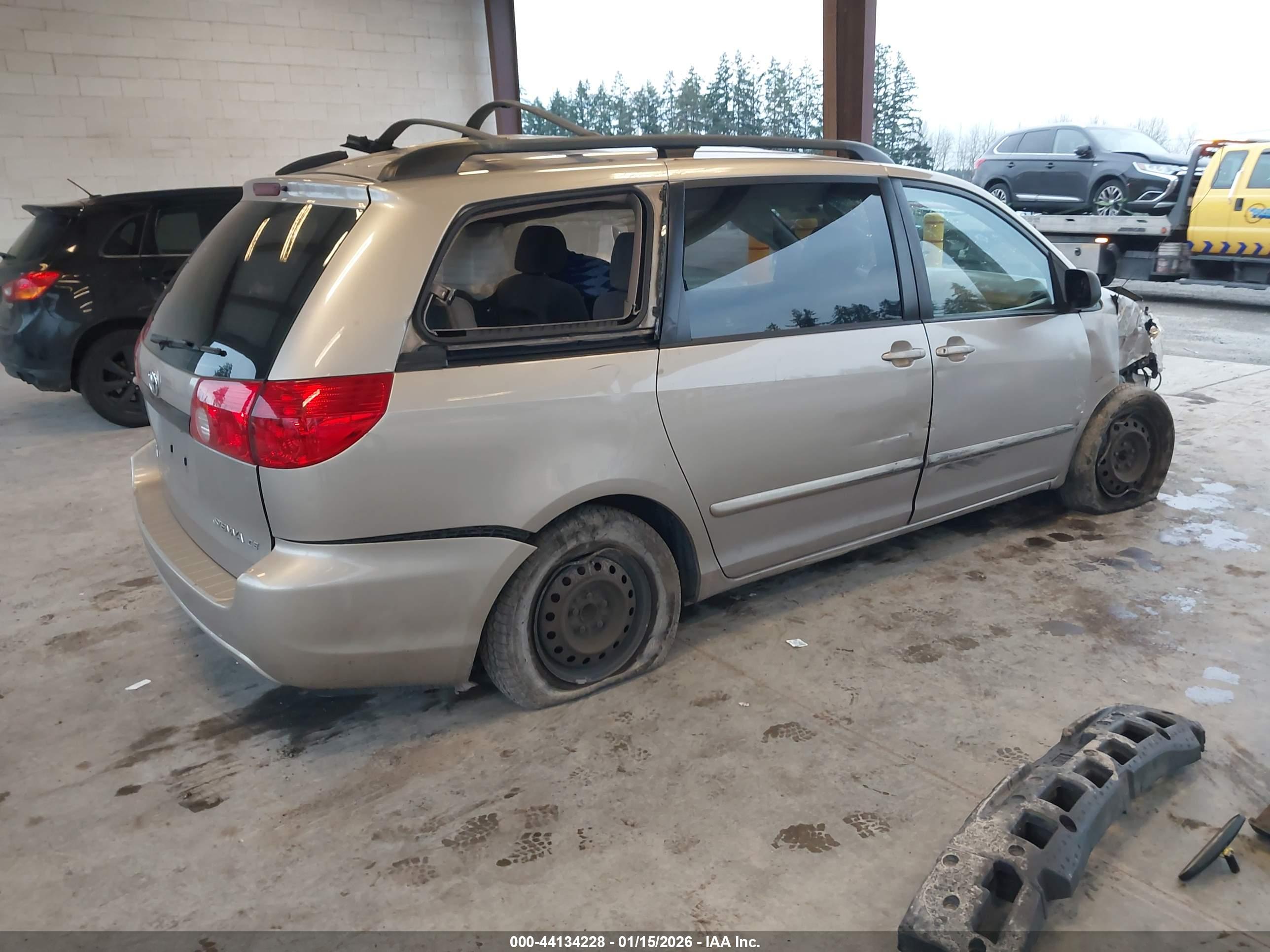 TOYOTA SIENNA image 4