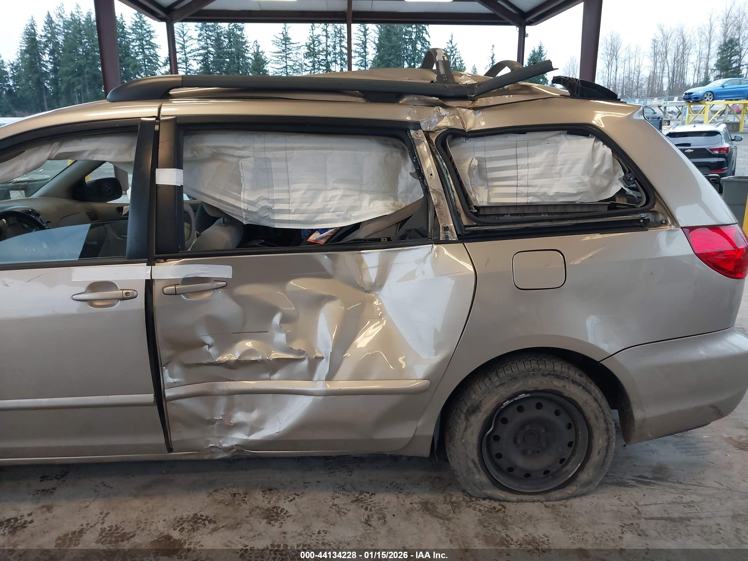 TOYOTA SIENNA image 6