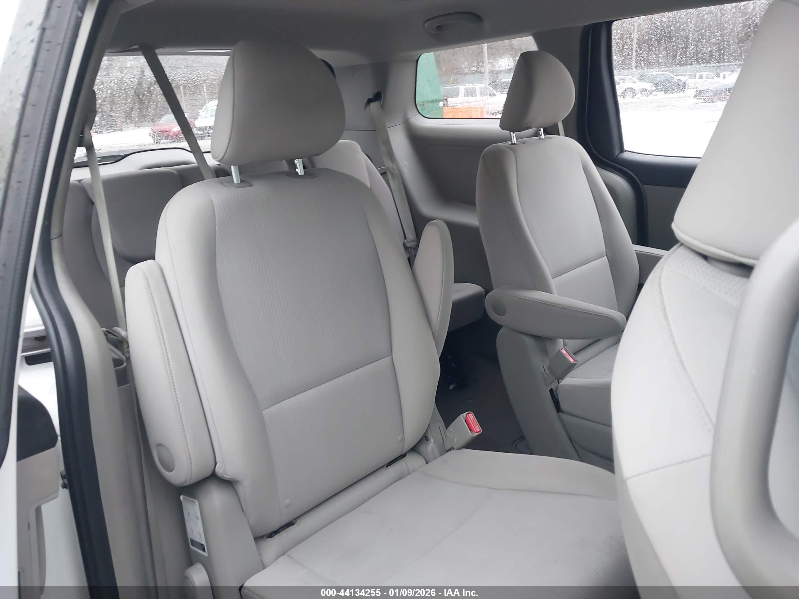 KIA SEDONA image 8