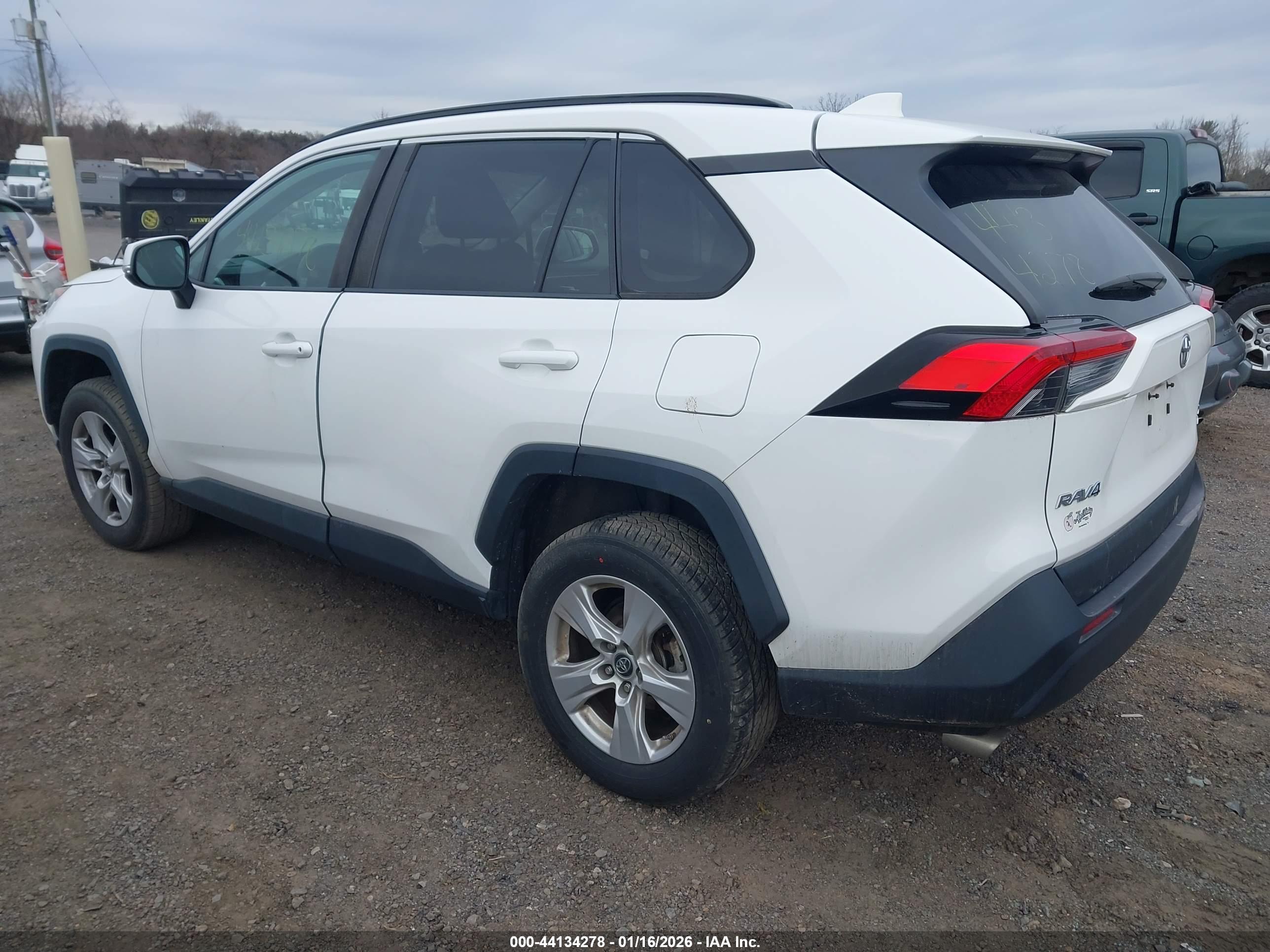 TOYOTA RAV4 image 3
