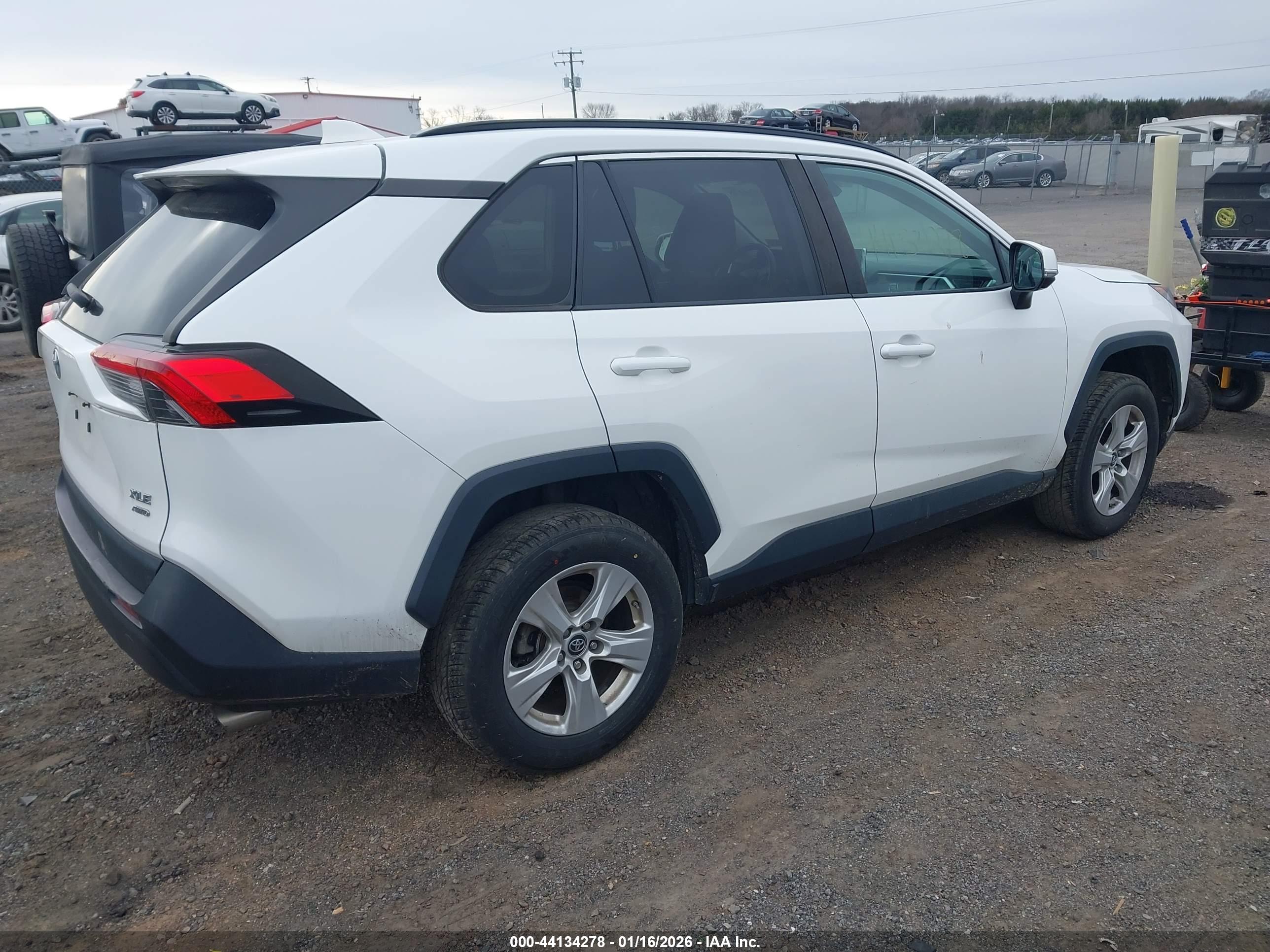 TOYOTA RAV4 image 4