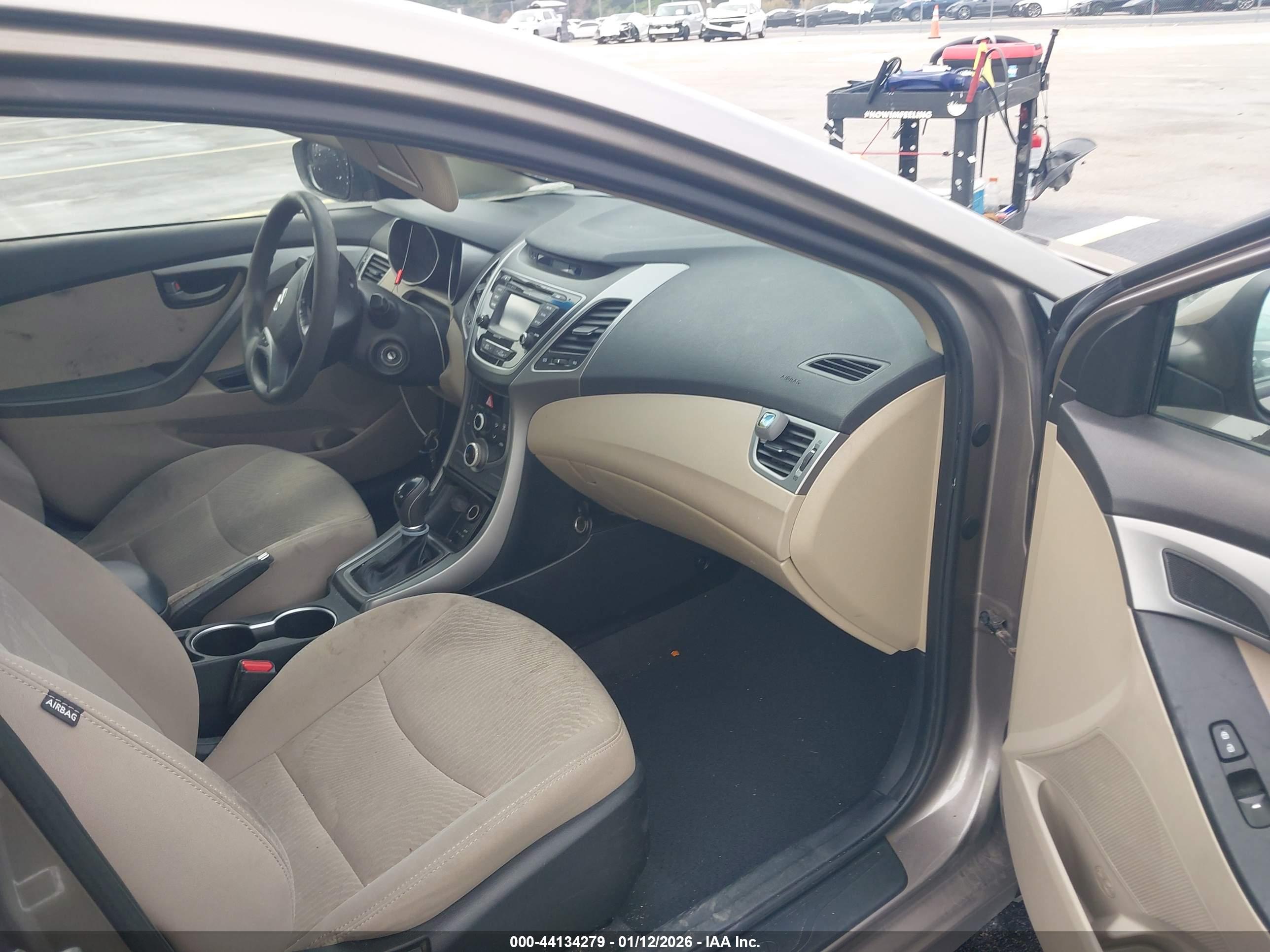 HYUNDAI ELANTRA image 5