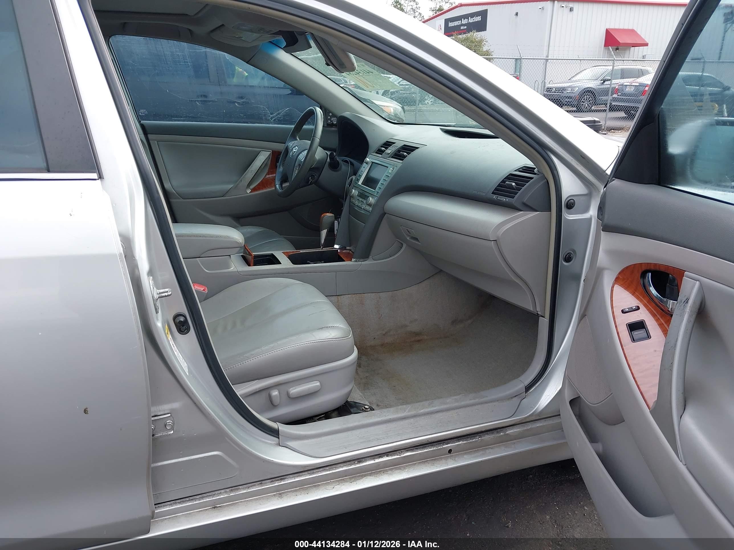 TOYOTA CAMRY image 5