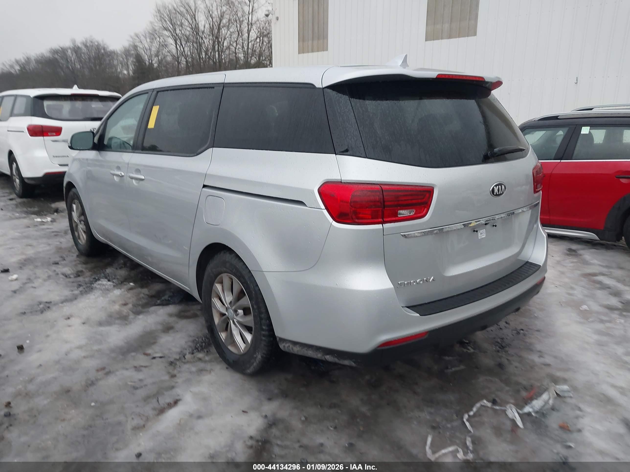KIA SEDONA image 3