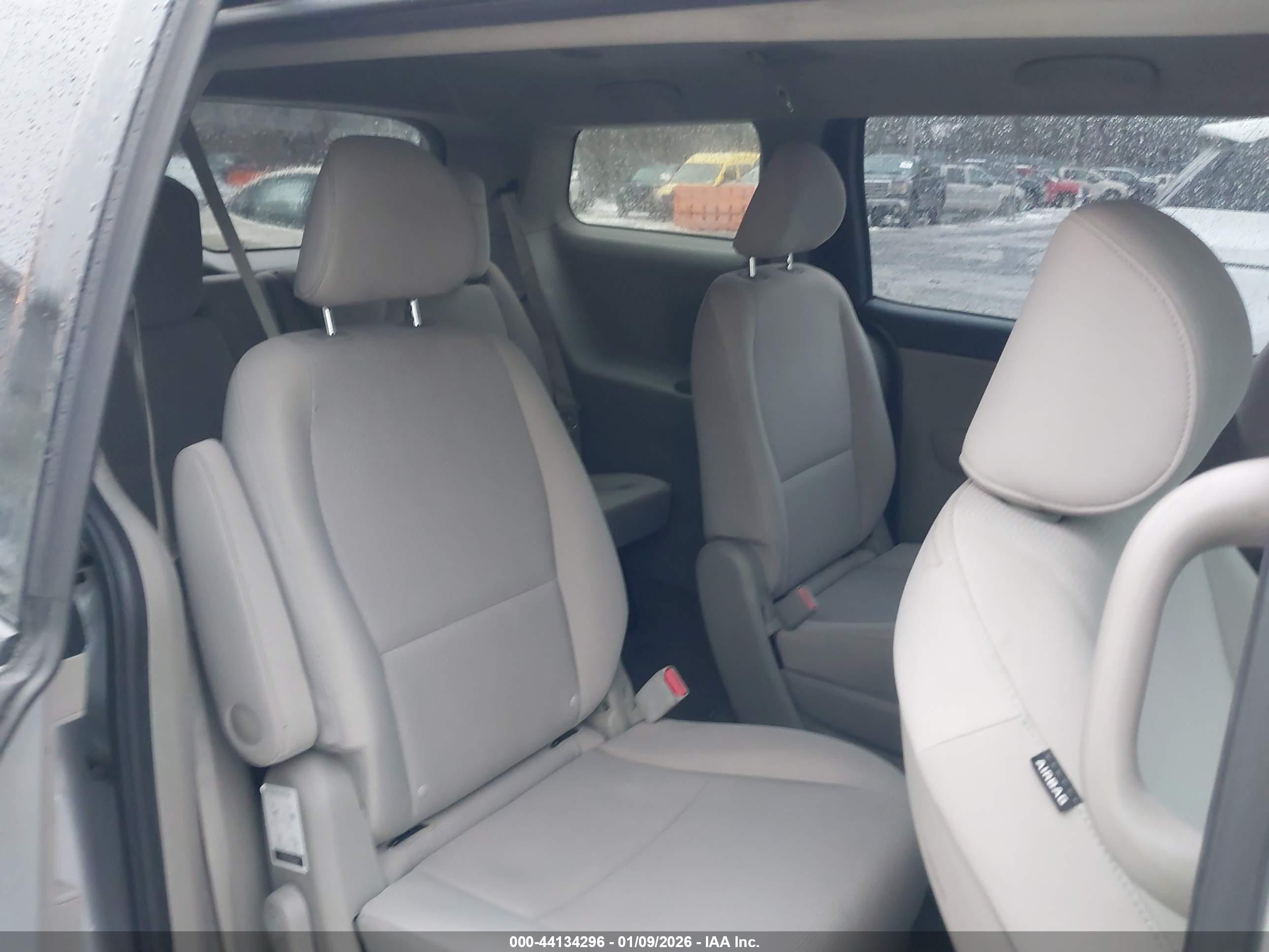 KIA SEDONA image 8