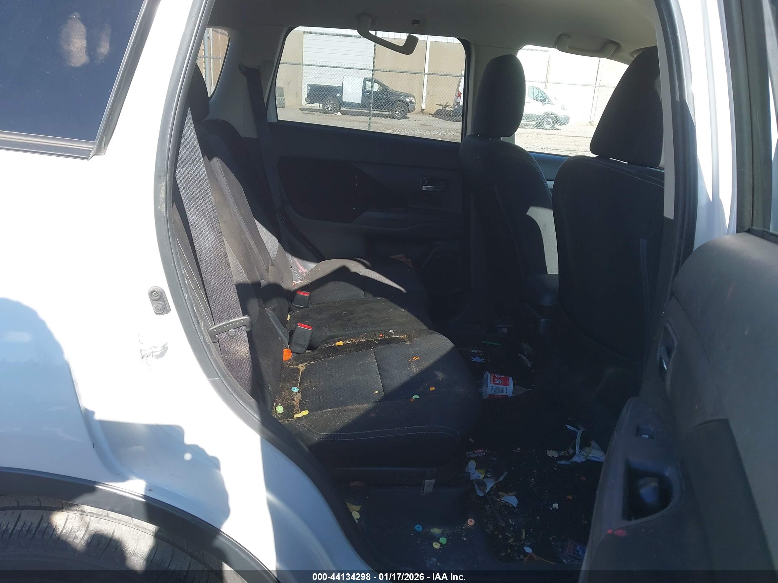 MITSUBISHI OUTLANDER image 8