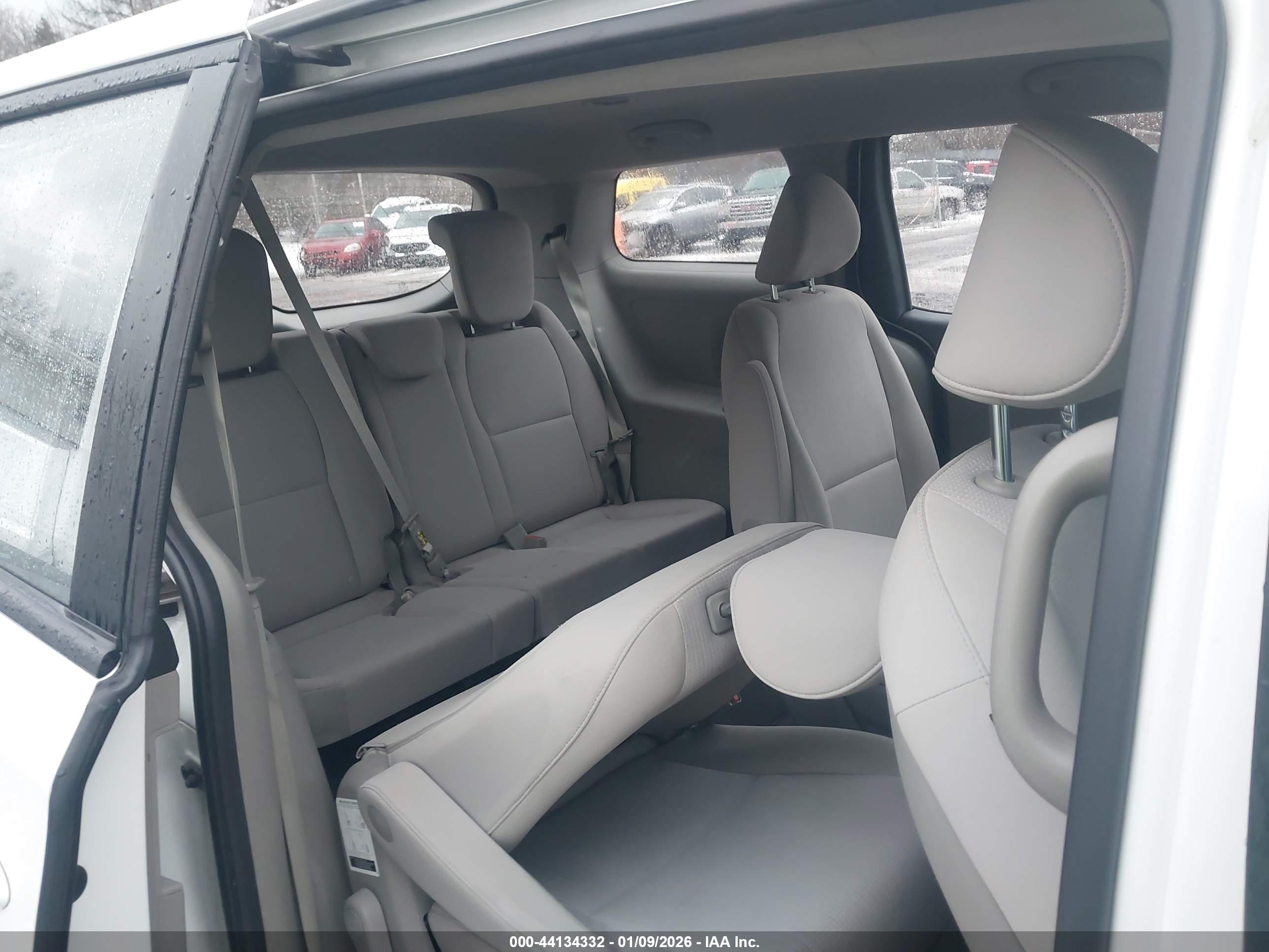 KIA SEDONA image 8