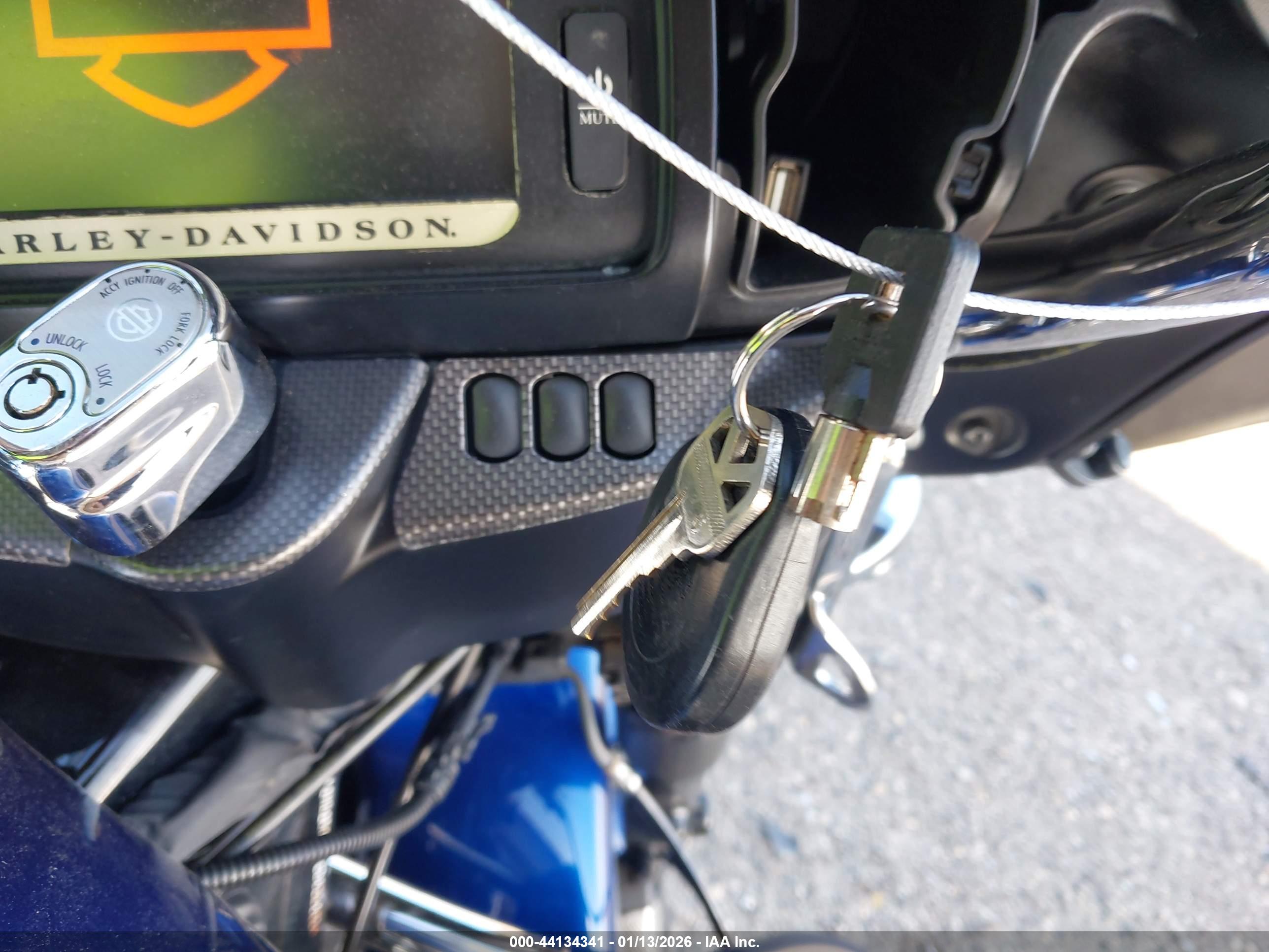 HARLEY-DAVIDSON FLHTCU image 11