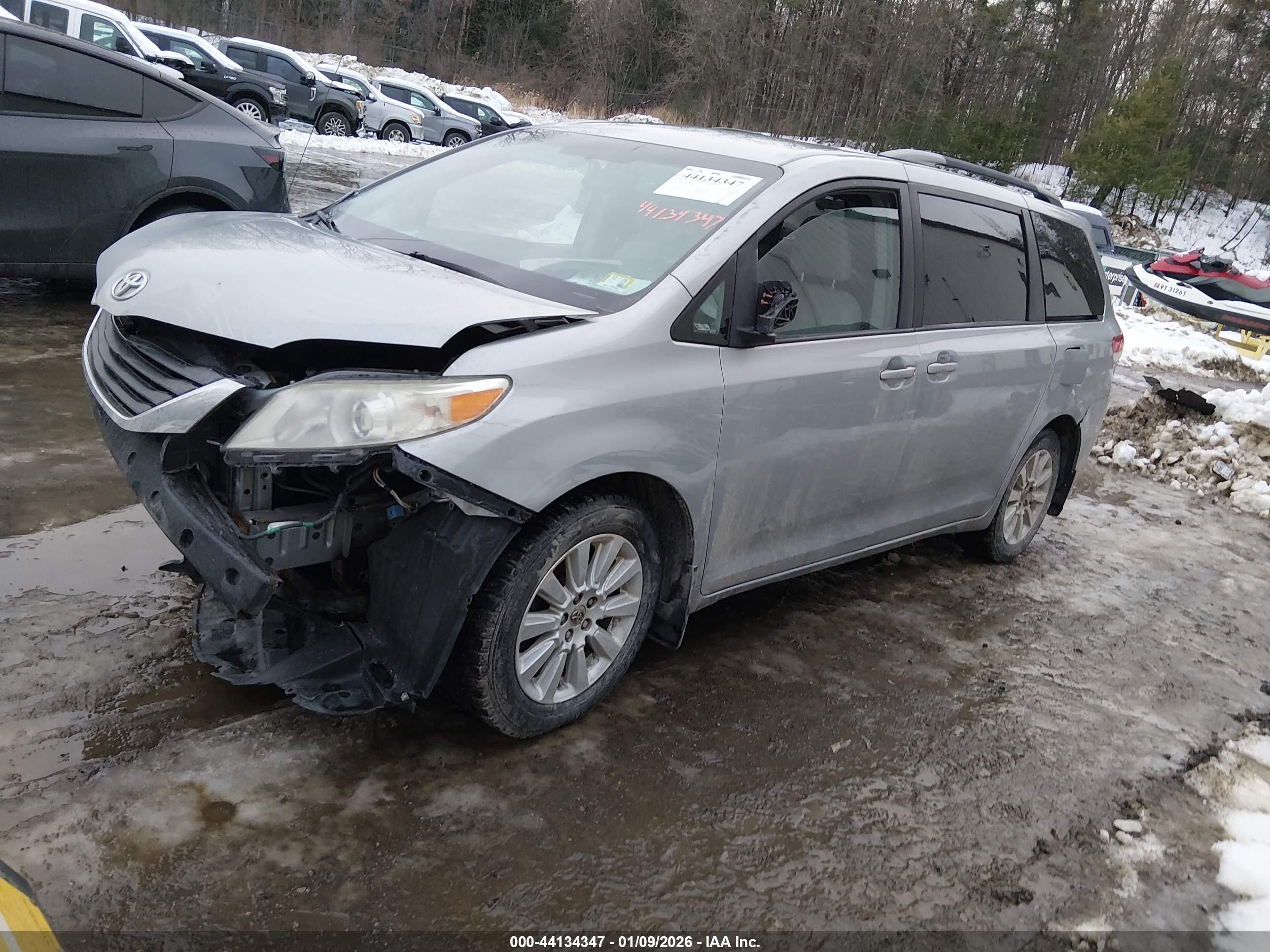 TOYOTA SIENNA image 2