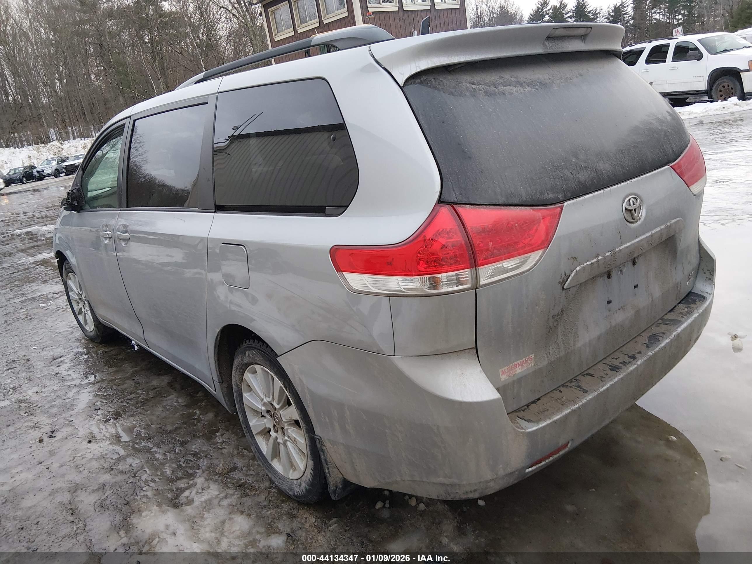 TOYOTA SIENNA image 3