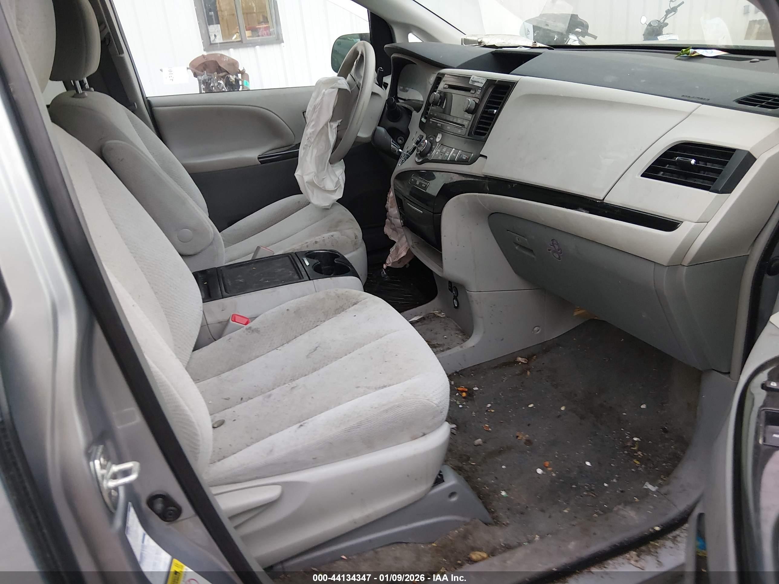 TOYOTA SIENNA image 5
