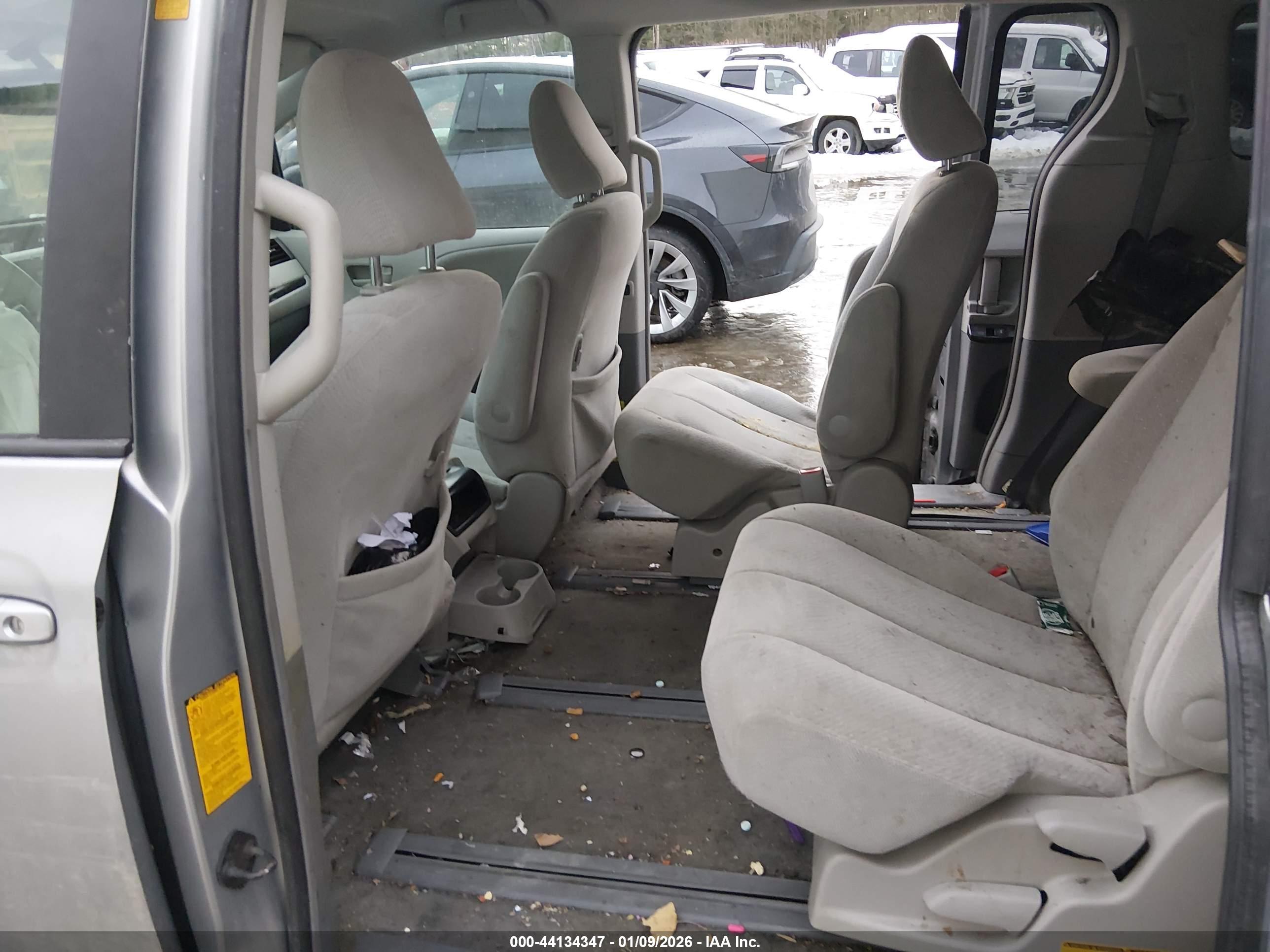 TOYOTA SIENNA image 8