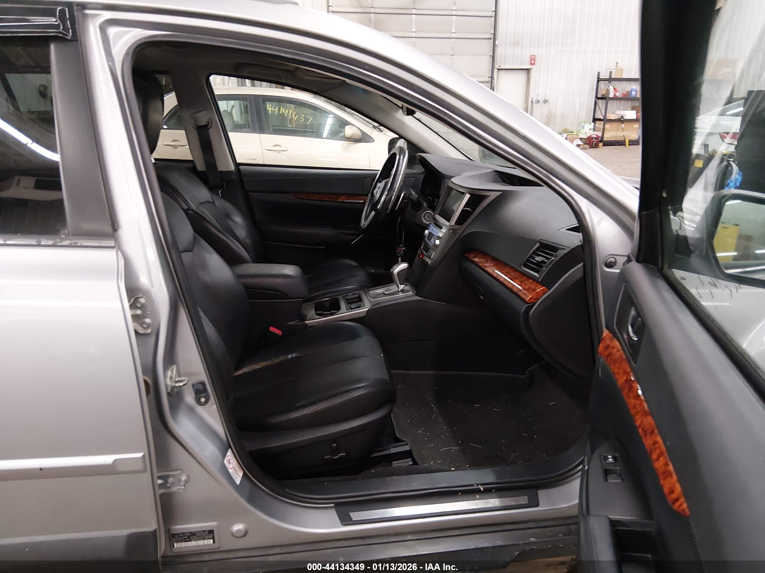 SUBARU OUTBACK image 5