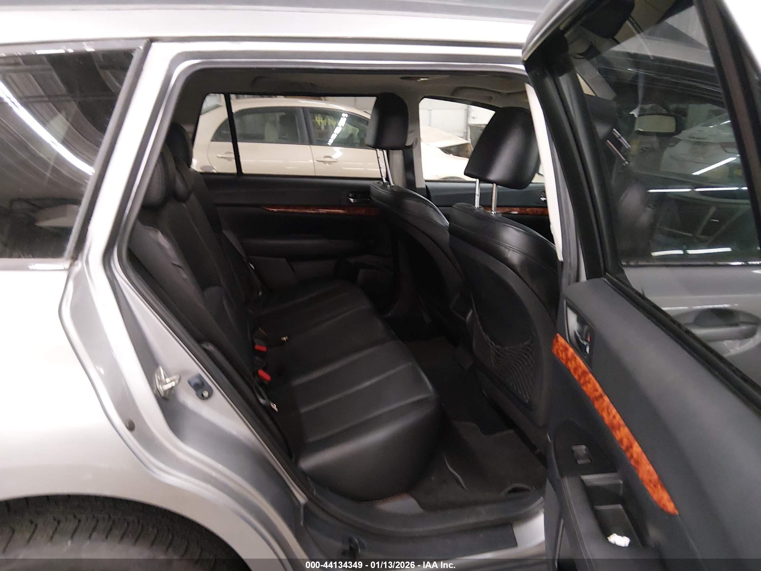 SUBARU OUTBACK image 8