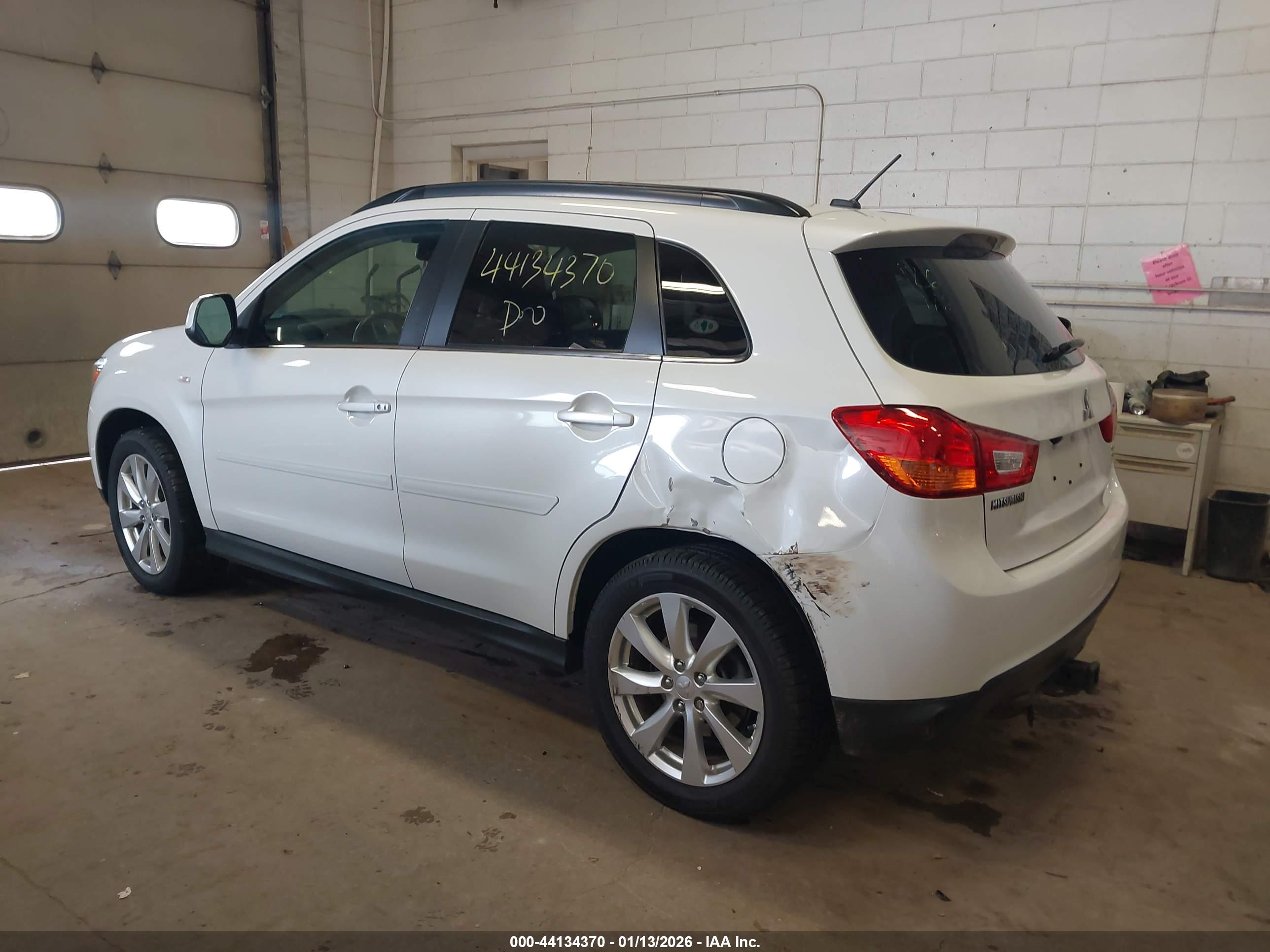 MITSUBISHI OUTLANDER image 3