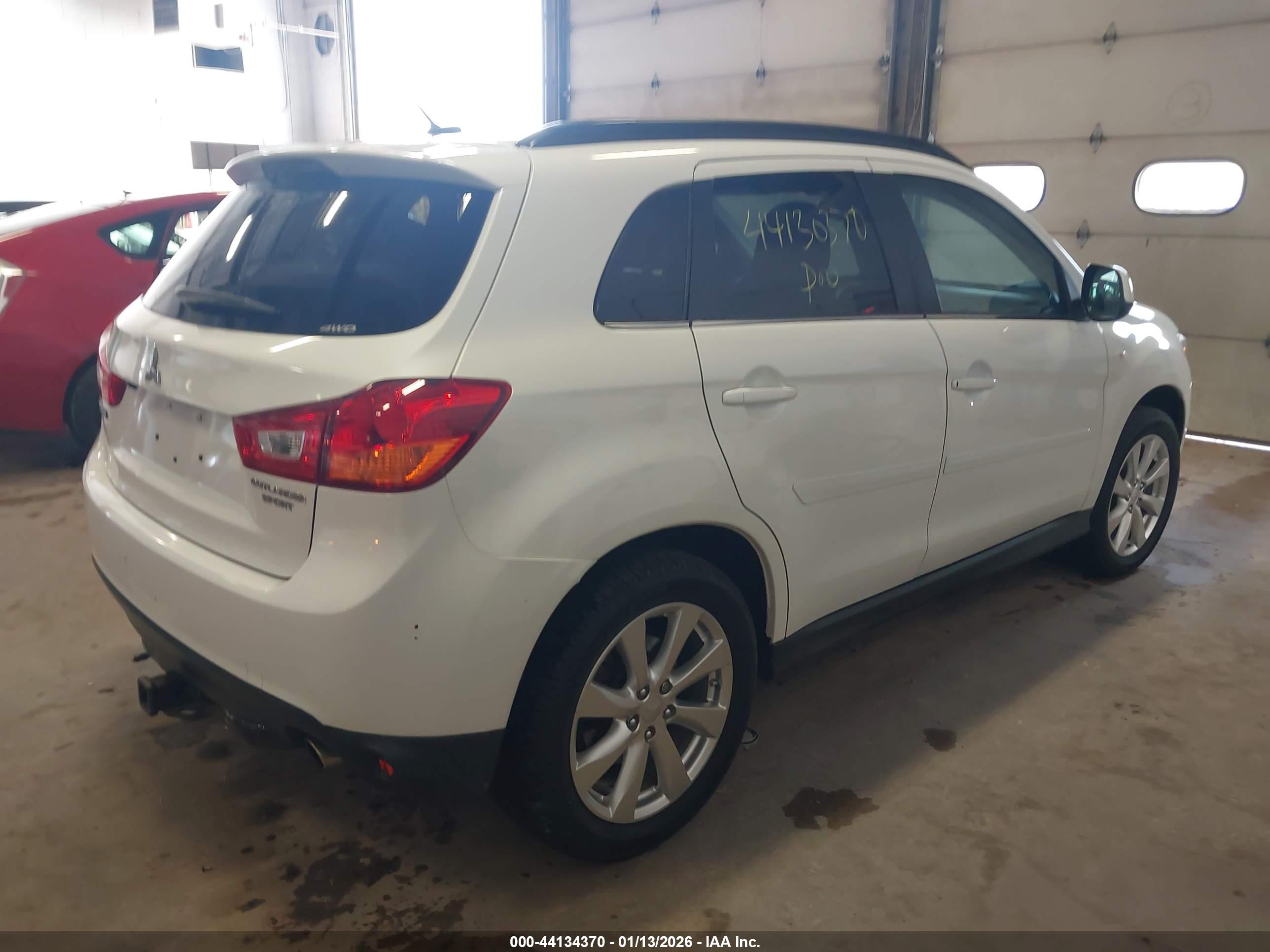 MITSUBISHI OUTLANDER image 4