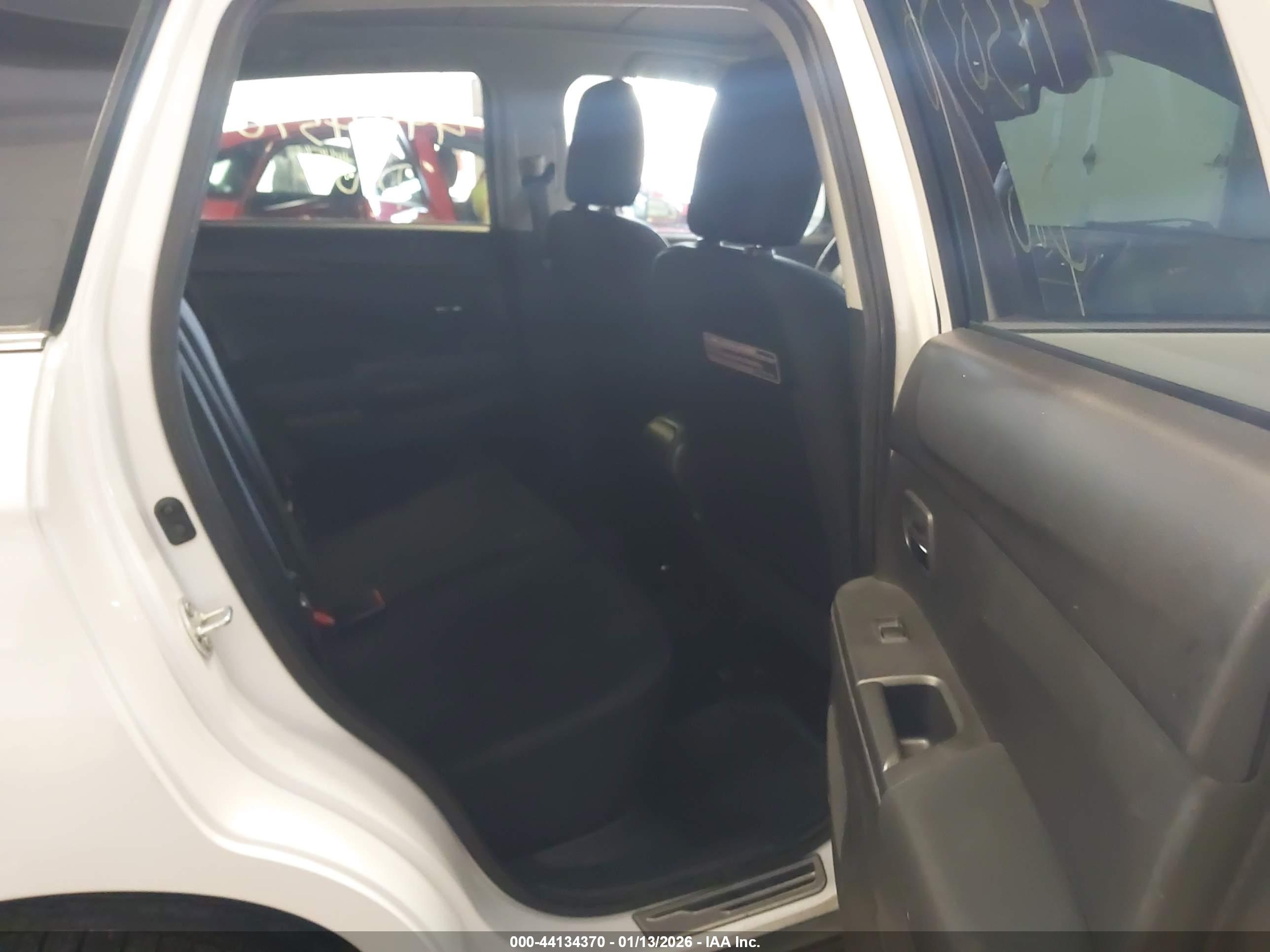 MITSUBISHI OUTLANDER image 8