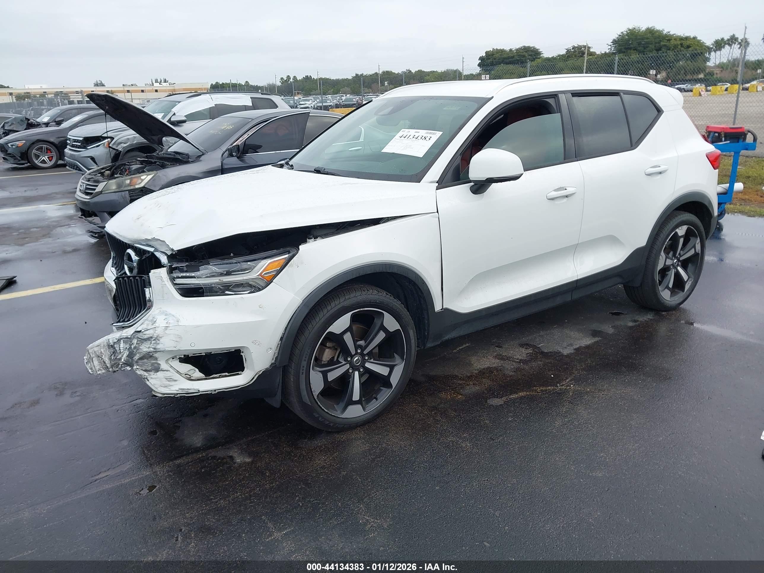 VOLVO XC40 image 2
