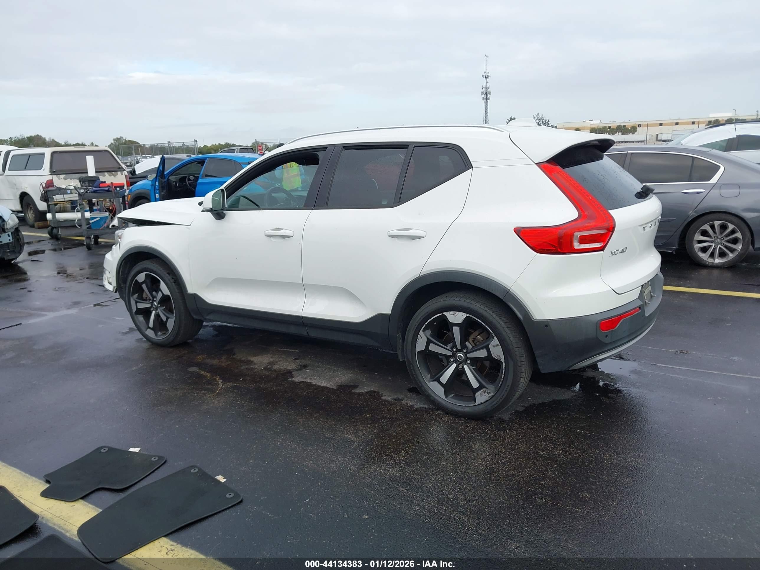 VOLVO XC40 image 3