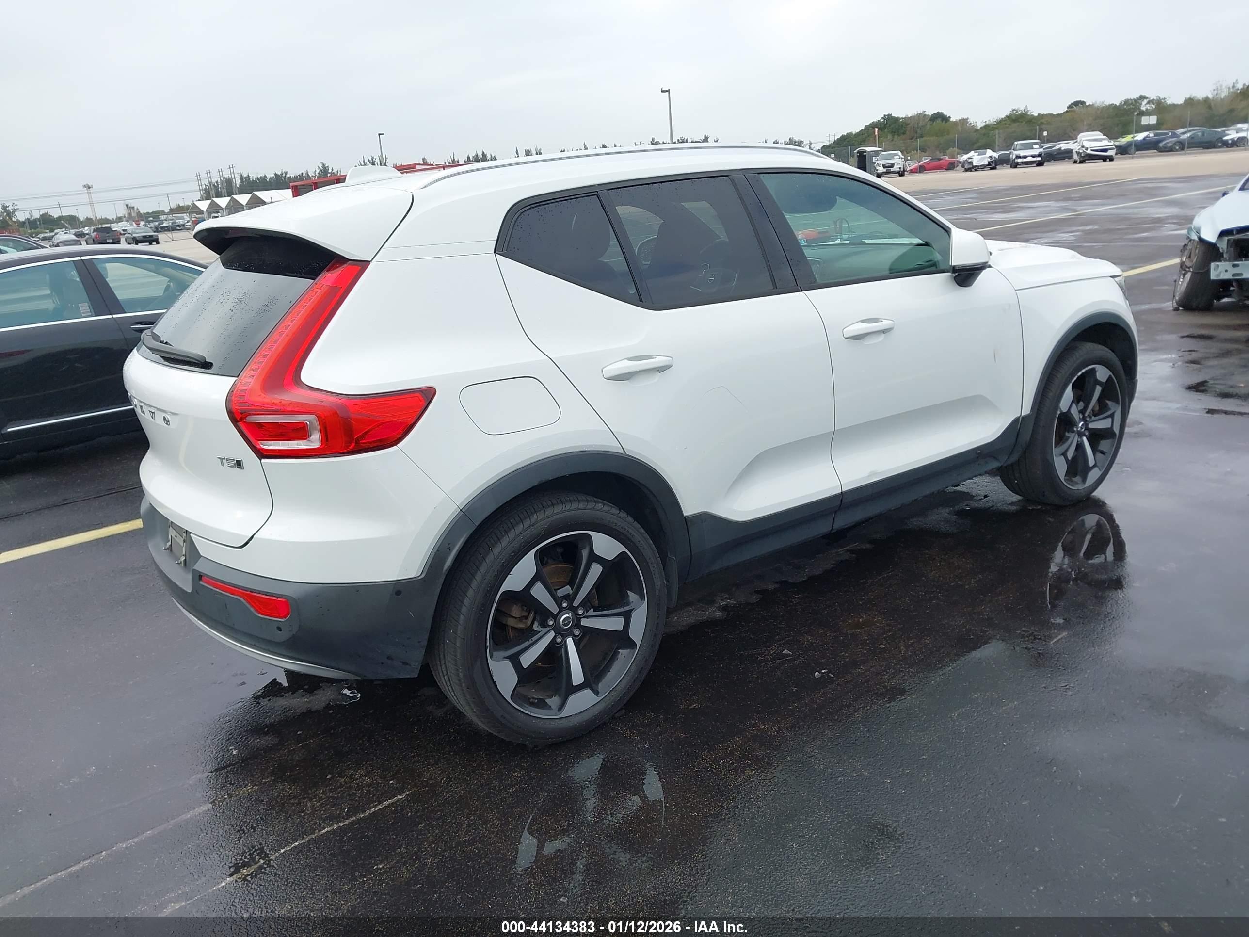 VOLVO XC40 image 4
