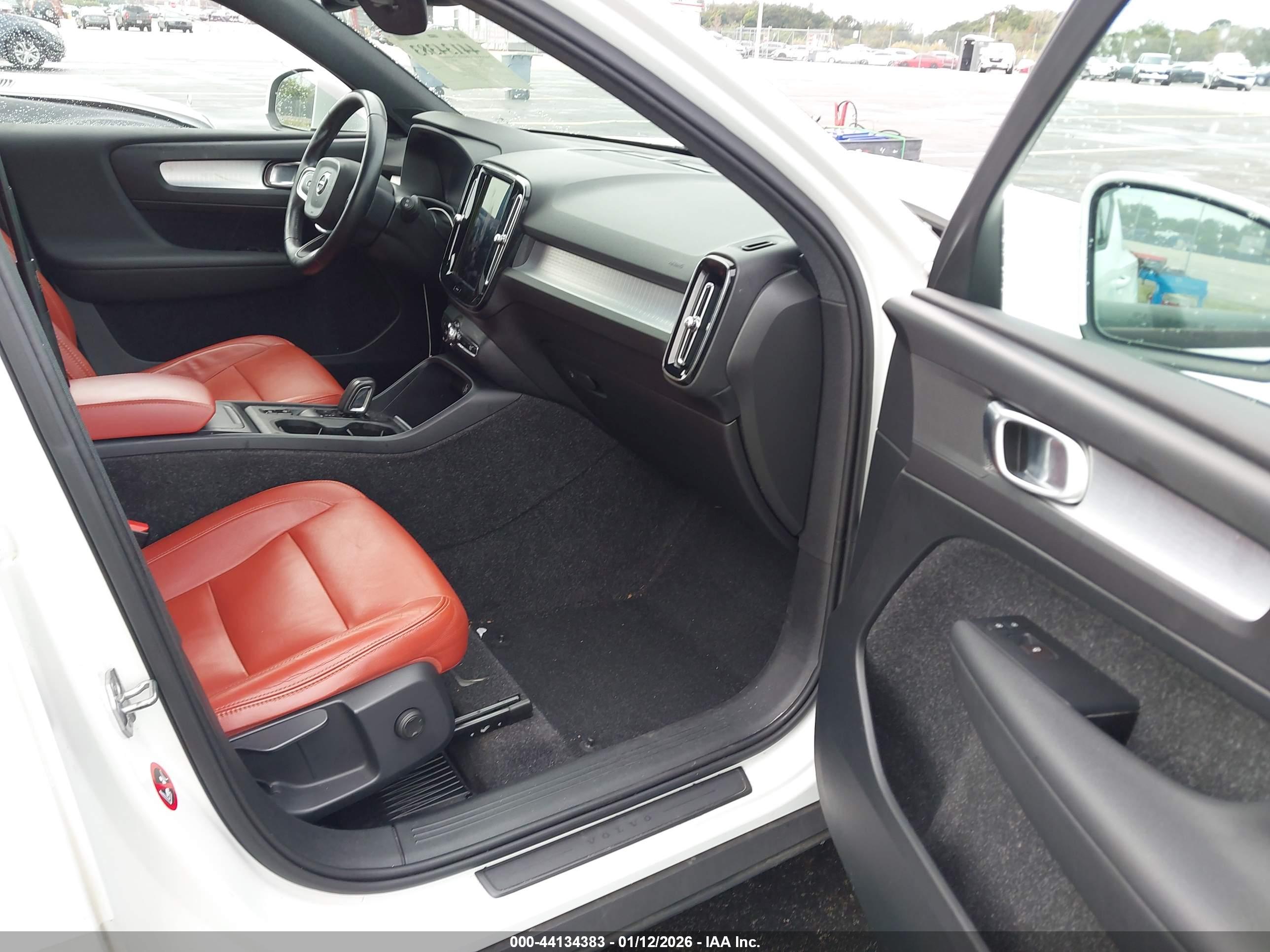 VOLVO XC40 image 5