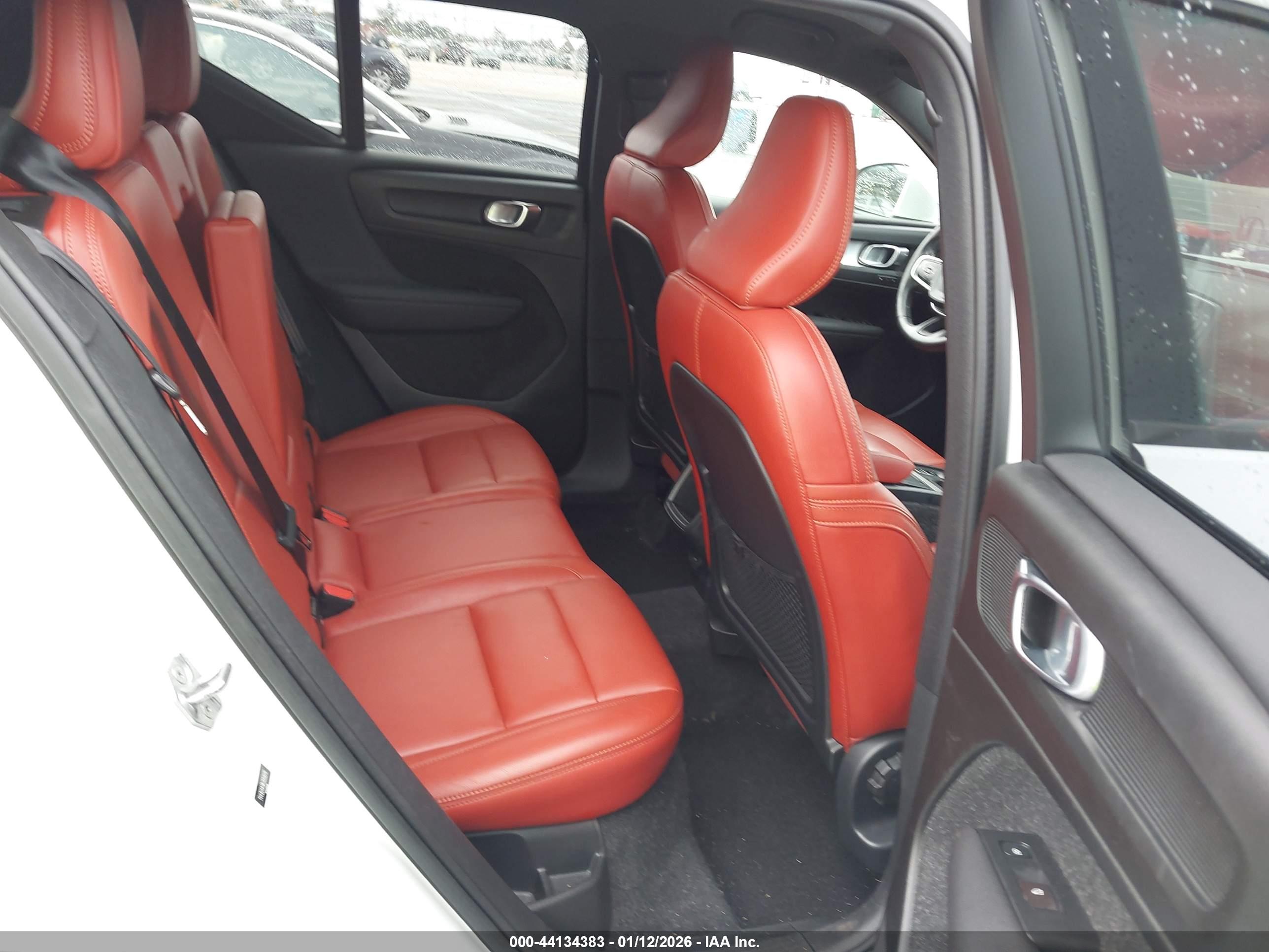 VOLVO XC40 image 8