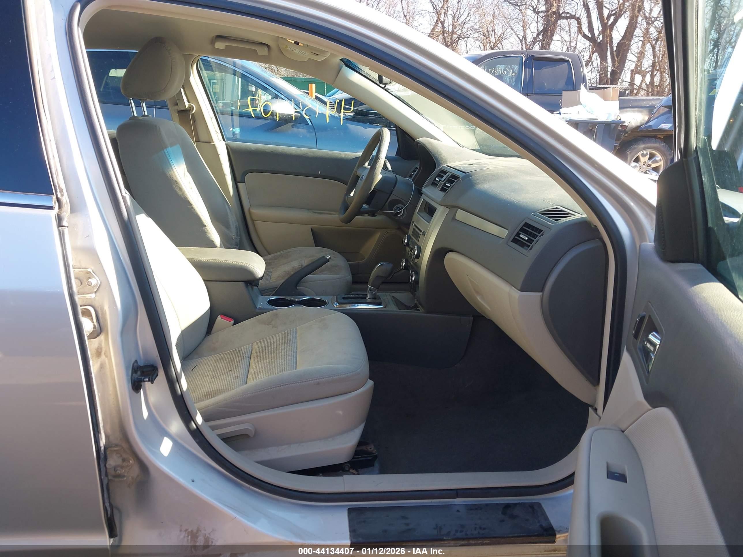 FORD FUSION image 5