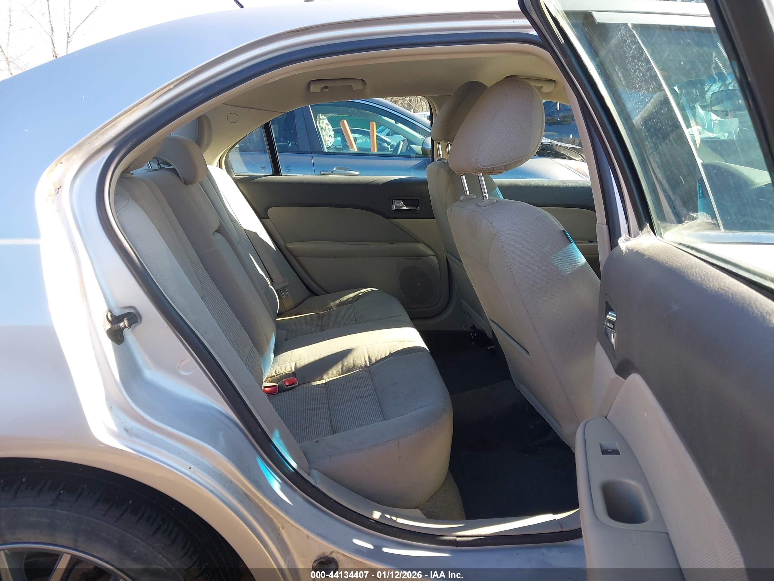 FORD FUSION image 8