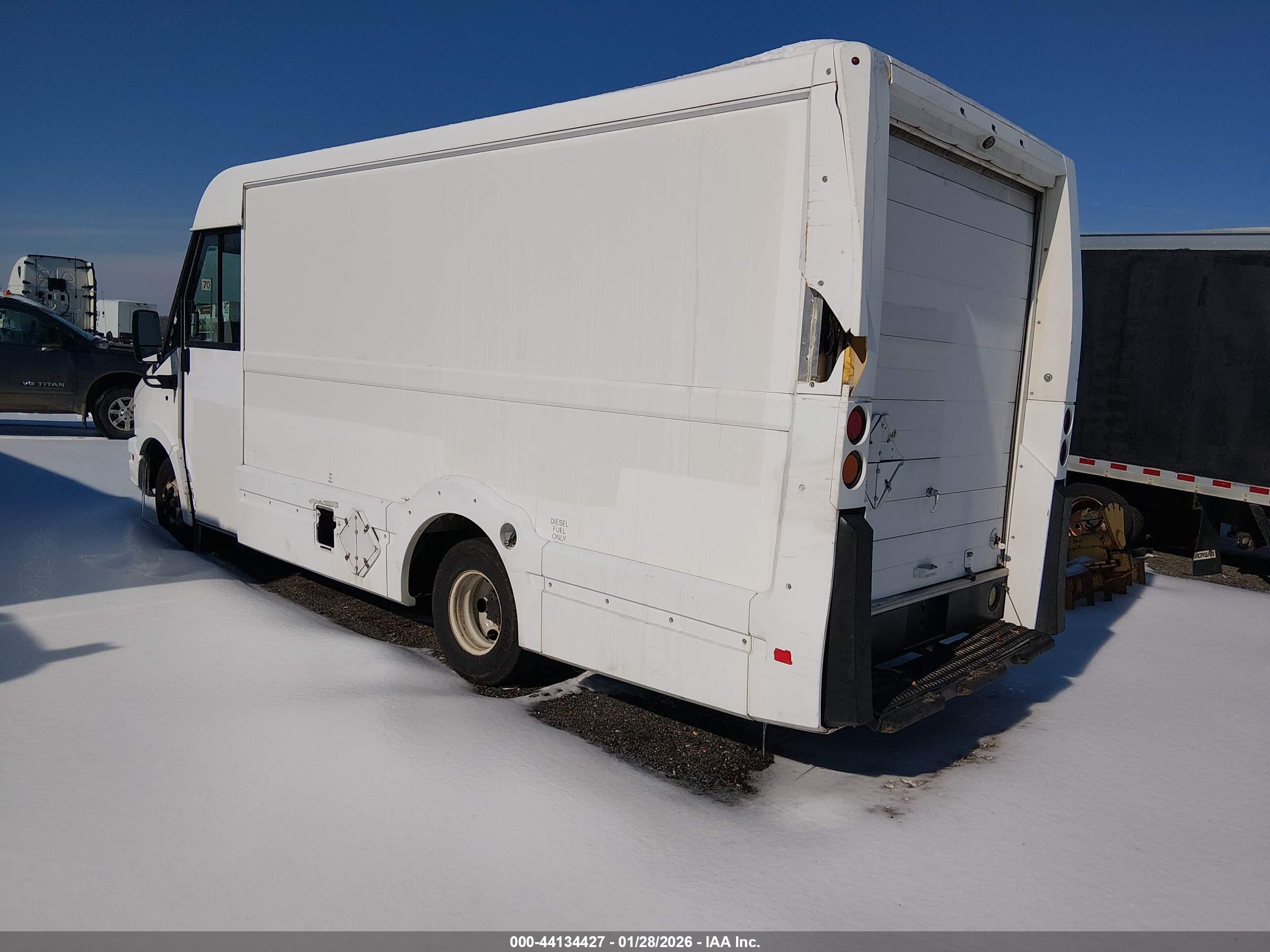 ISUZU COMMERCIAL image 3