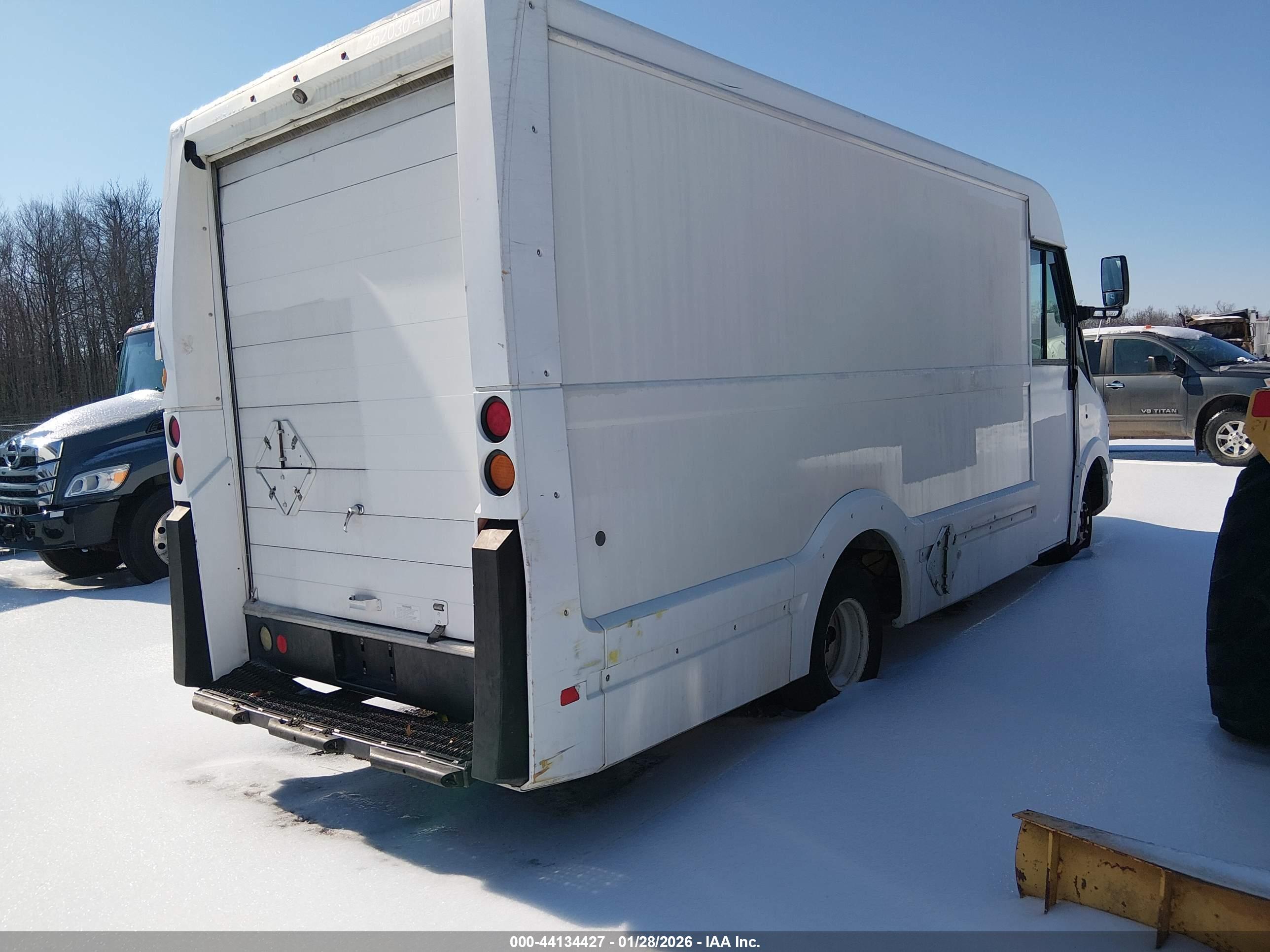 ISUZU COMMERCIAL image 4