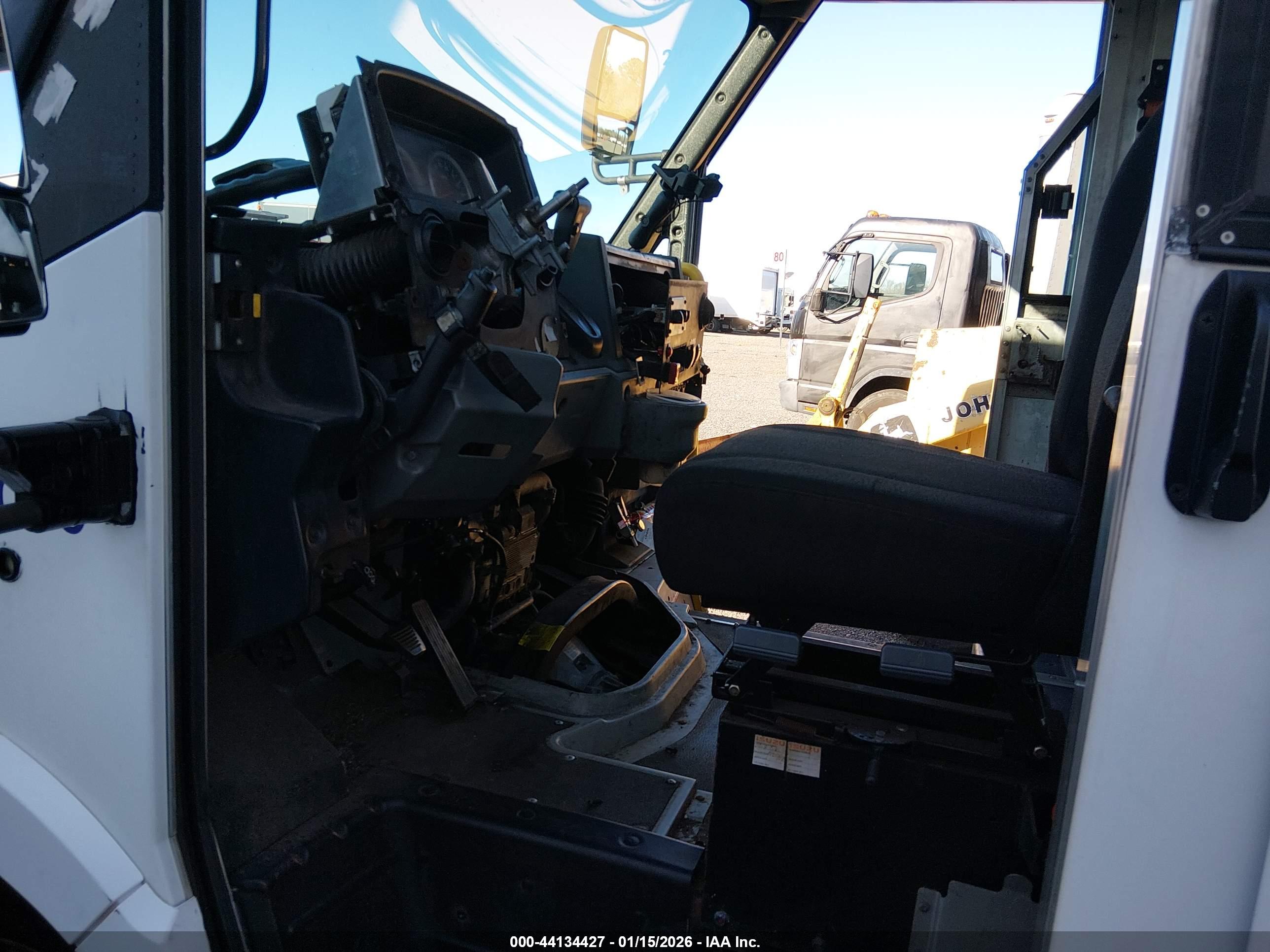 ISUZU COMMERCIAL image 8