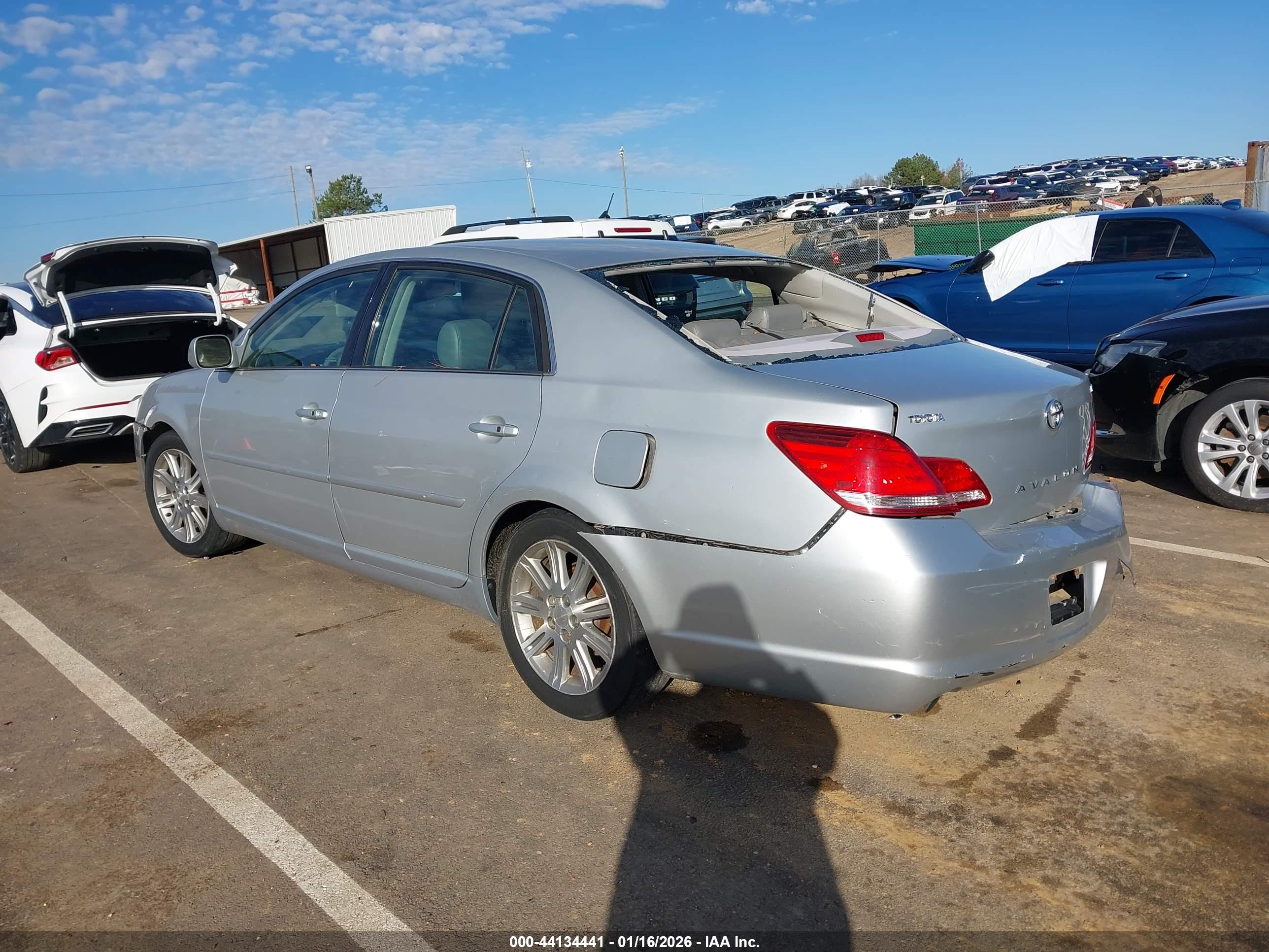 TOYOTA AVALON image 3