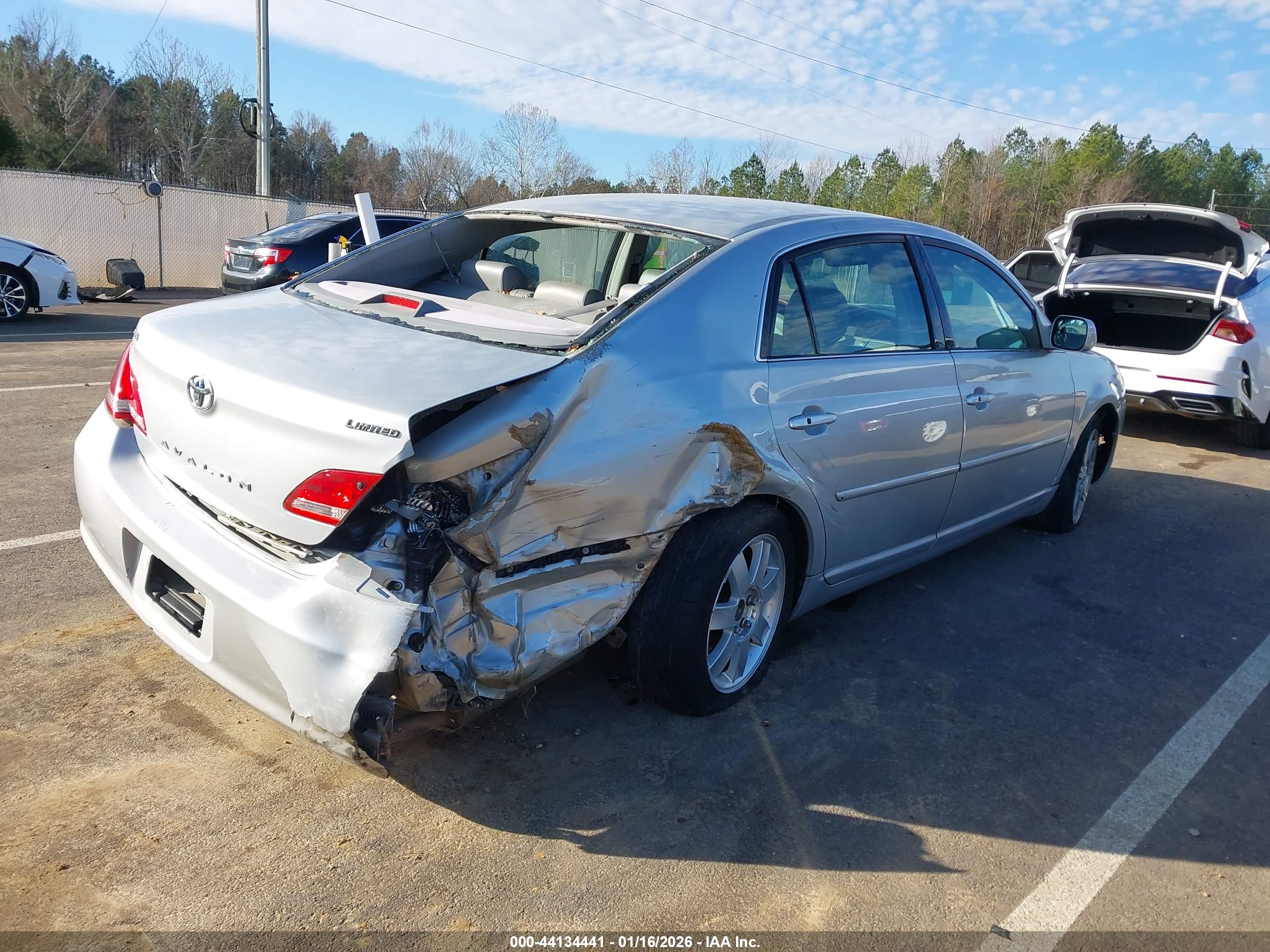 TOYOTA AVALON image 4