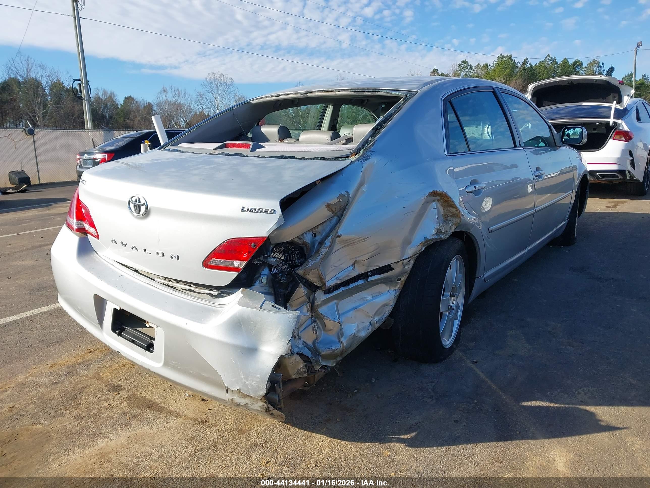 TOYOTA AVALON image 6
