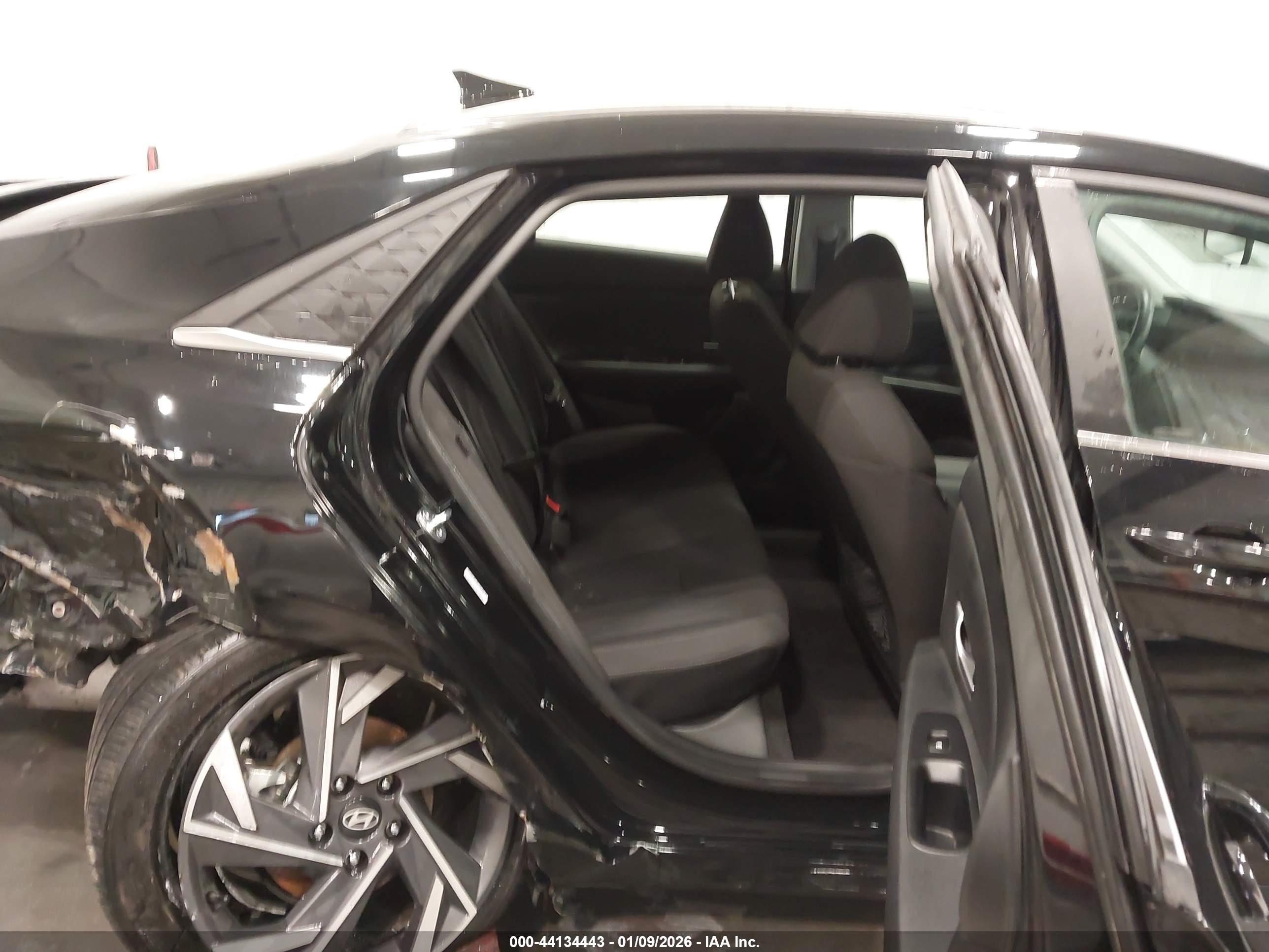 HYUNDAI ELANTRA image 8