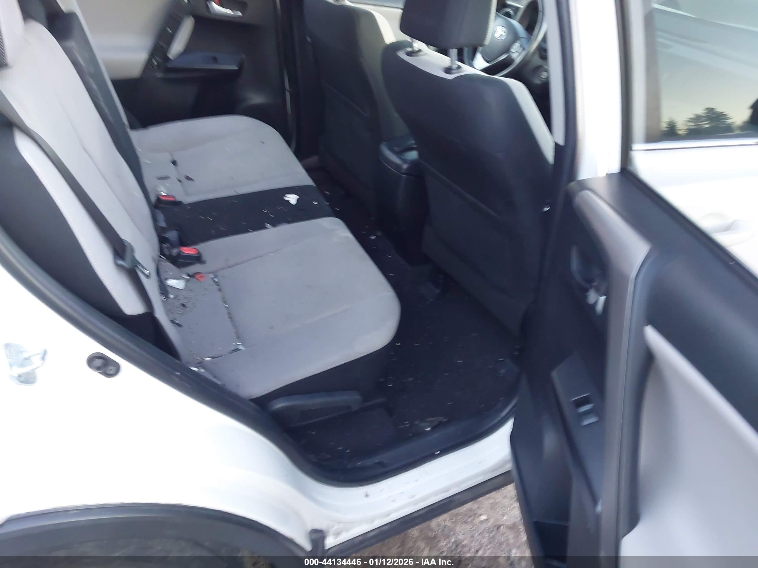 TOYOTA RAV4 image 8