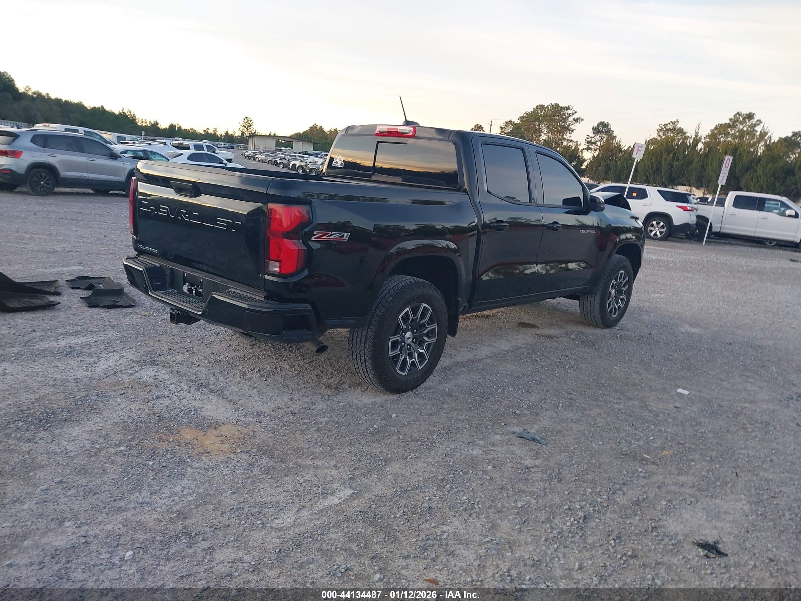 CHEVROLET COLORADO image 4
