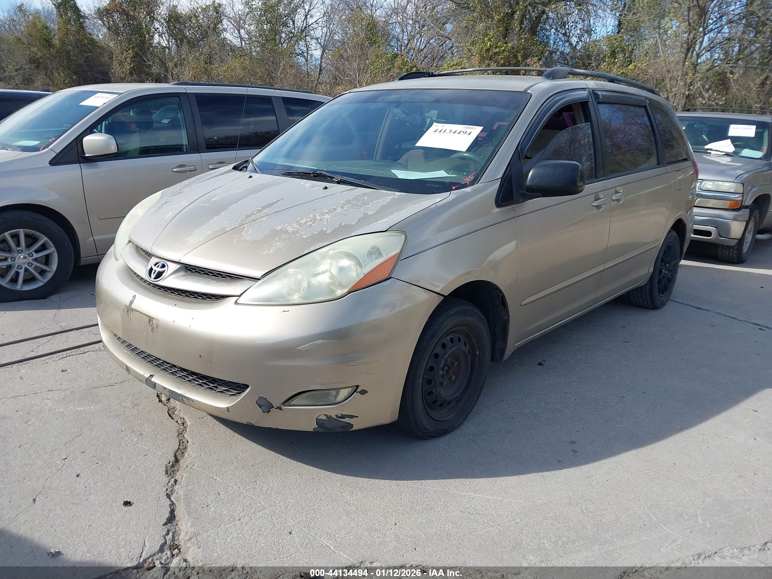 TOYOTA SIENNA image 2