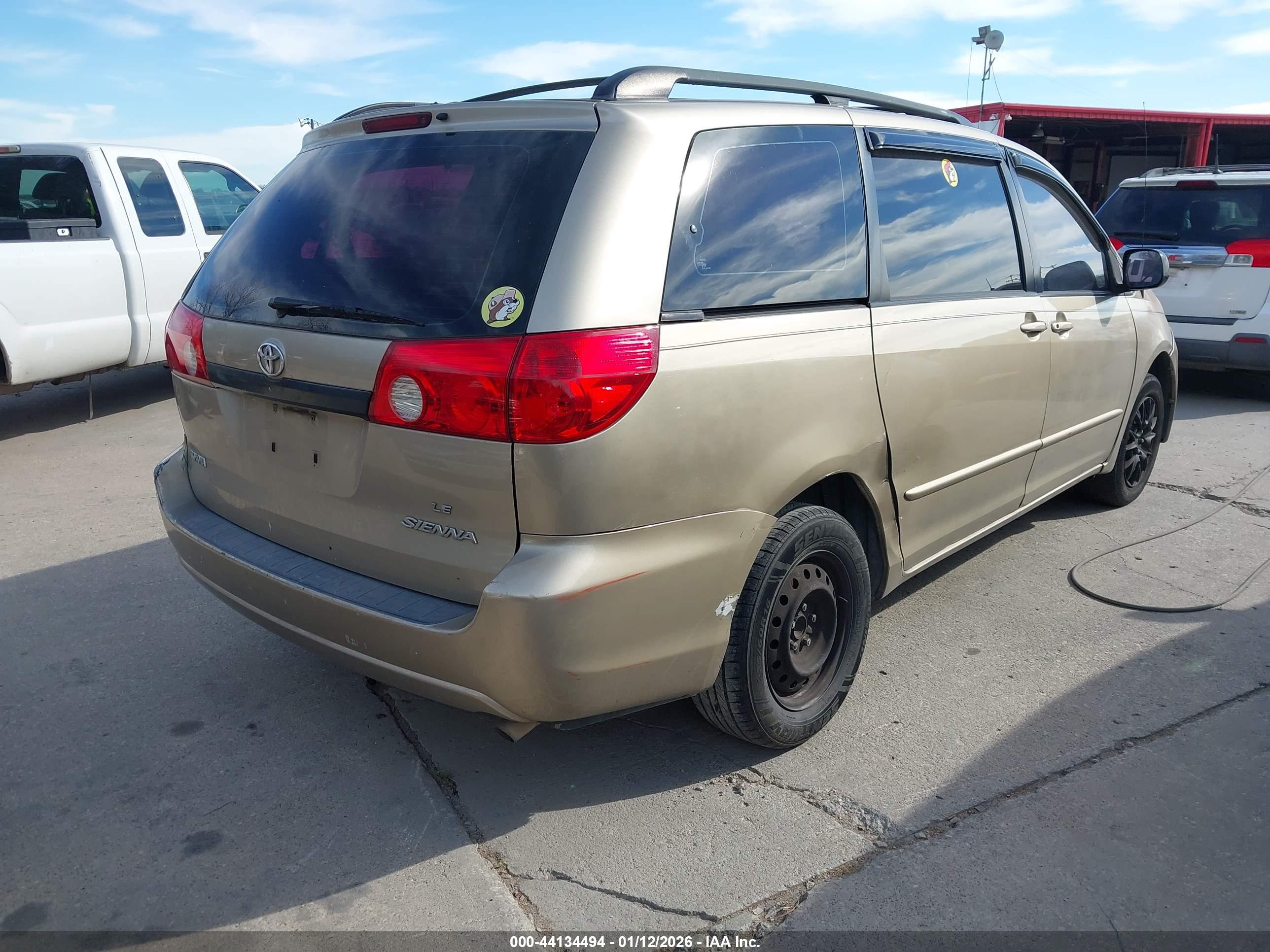TOYOTA SIENNA image 4