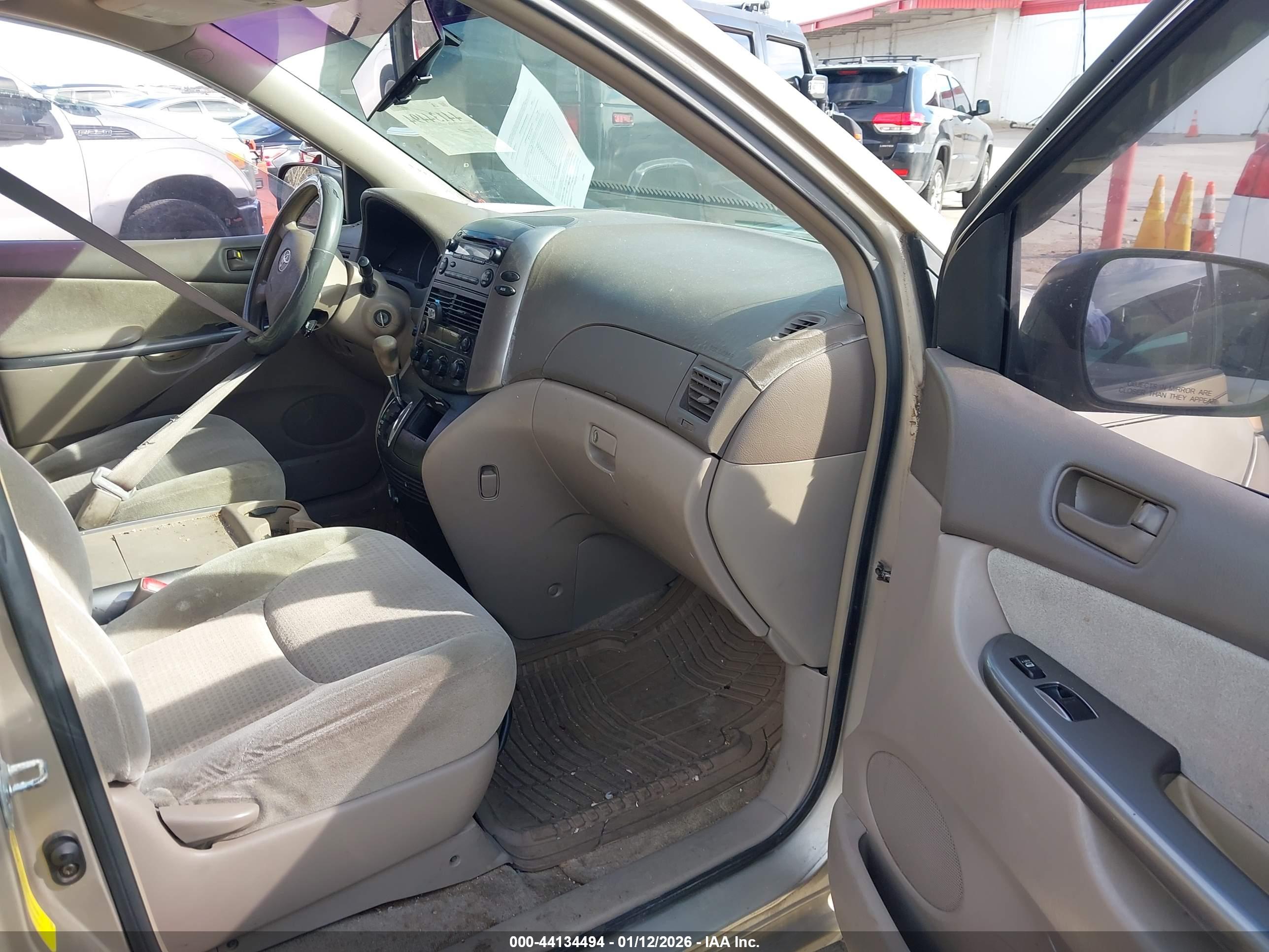 TOYOTA SIENNA image 5