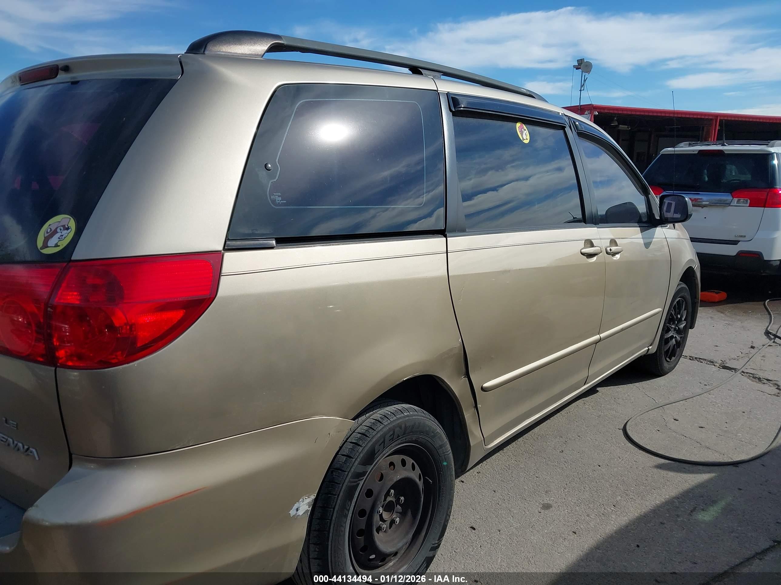 TOYOTA SIENNA image 6