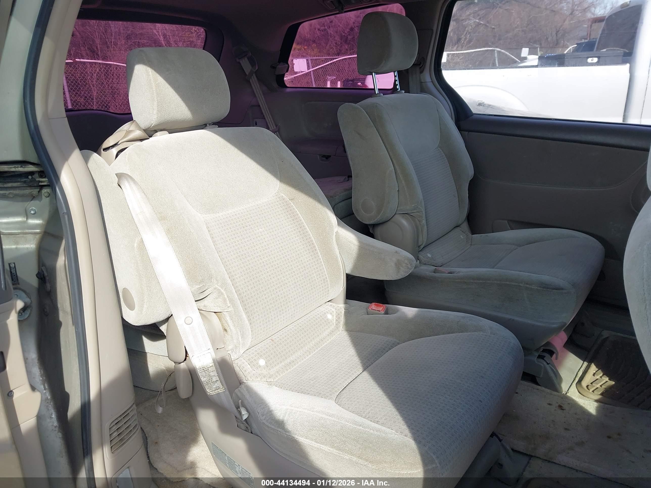 TOYOTA SIENNA image 8