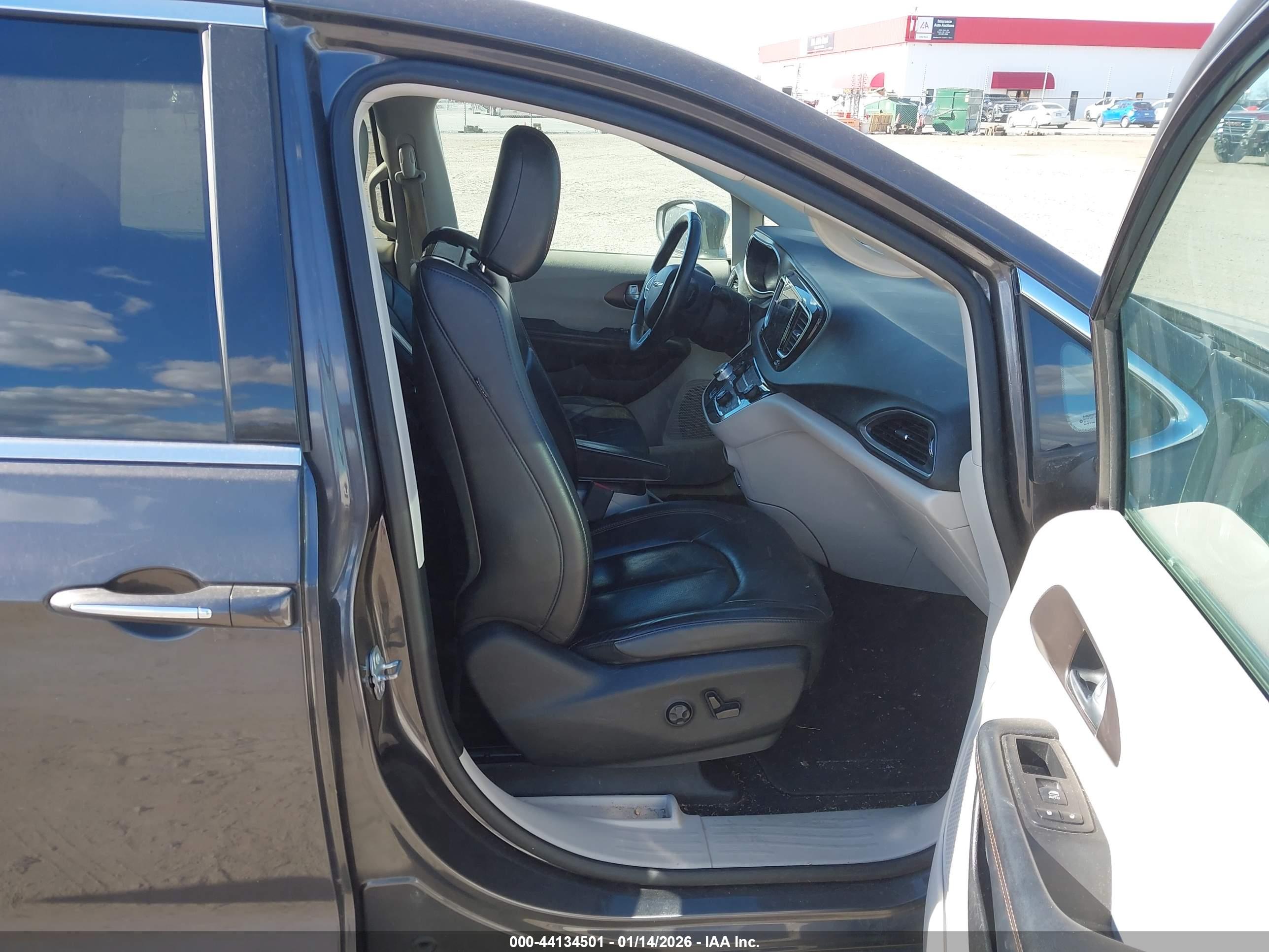 CHRYSLER PACIFICA image 5