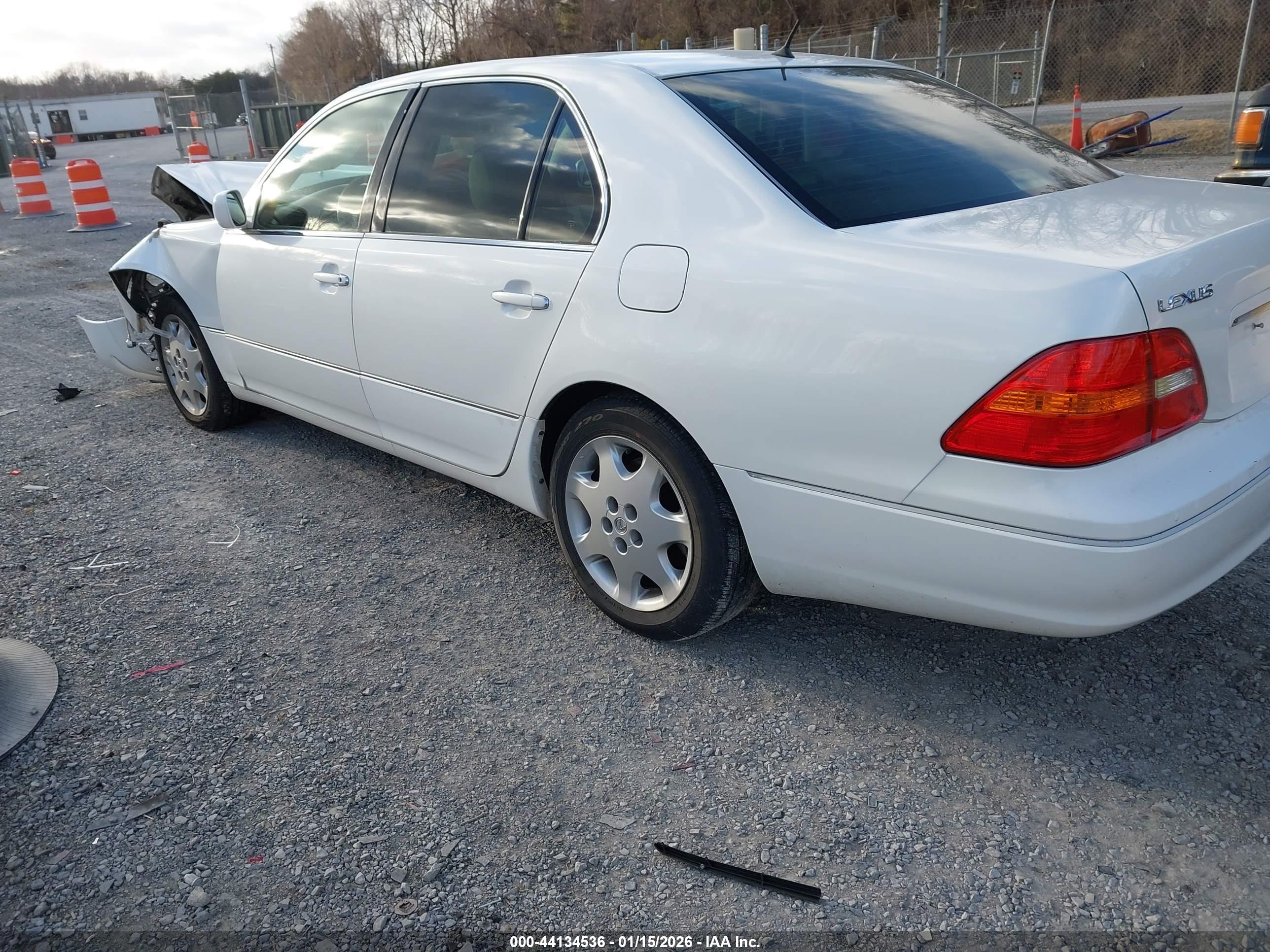 LEXUS LS image 3