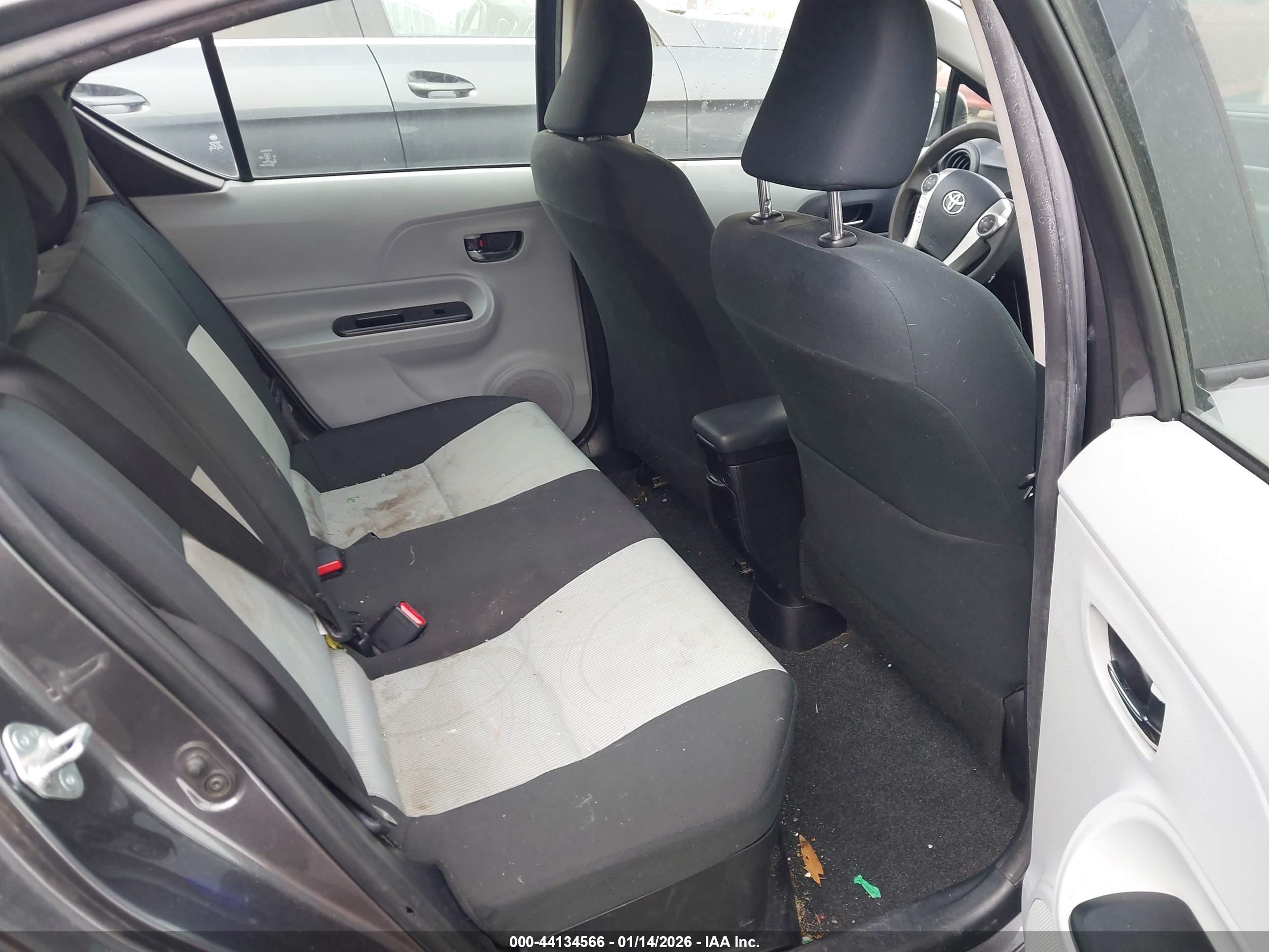 TOYOTA PRIUS image 8