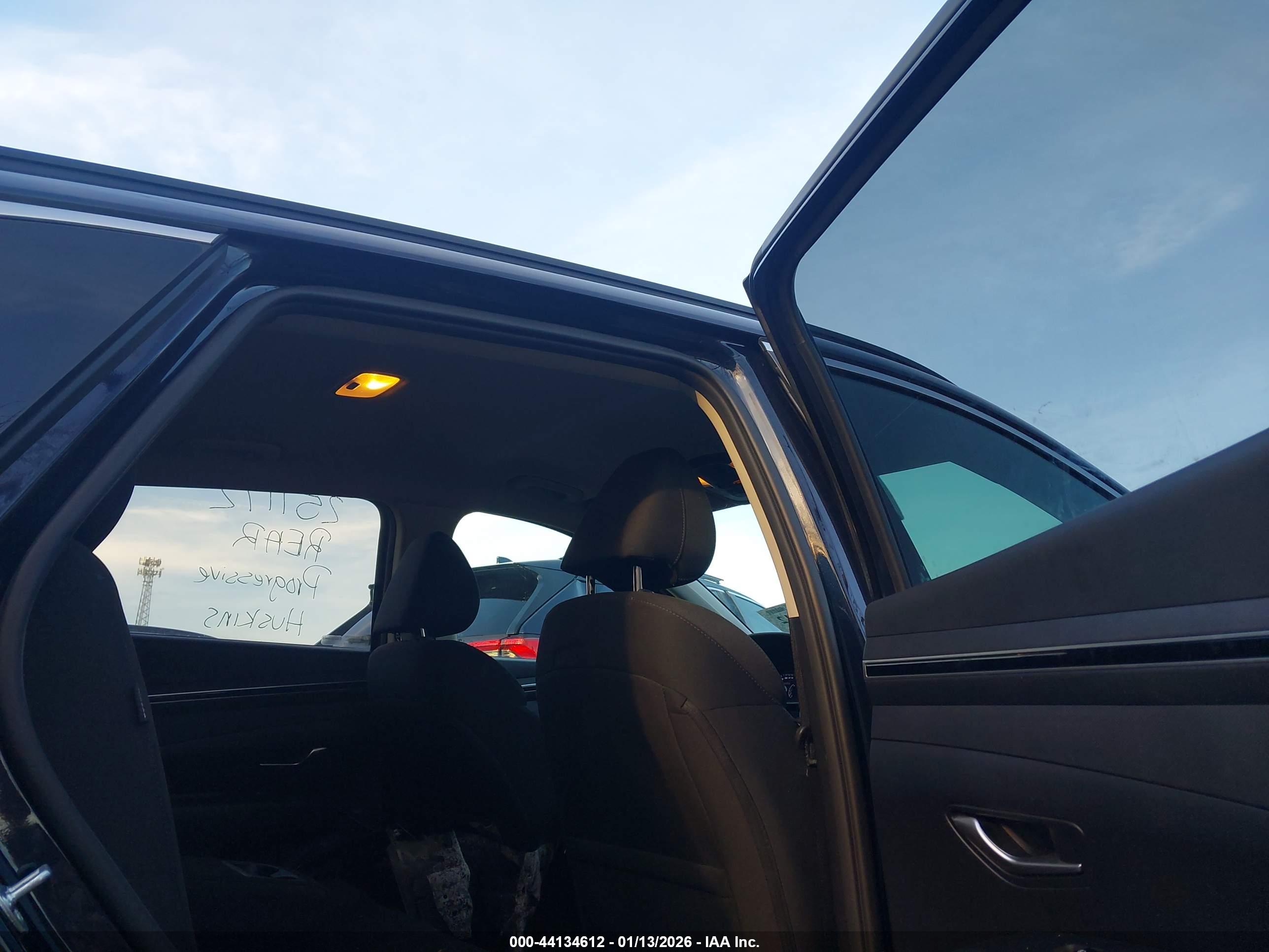 HYUNDAI TUCSON image 8