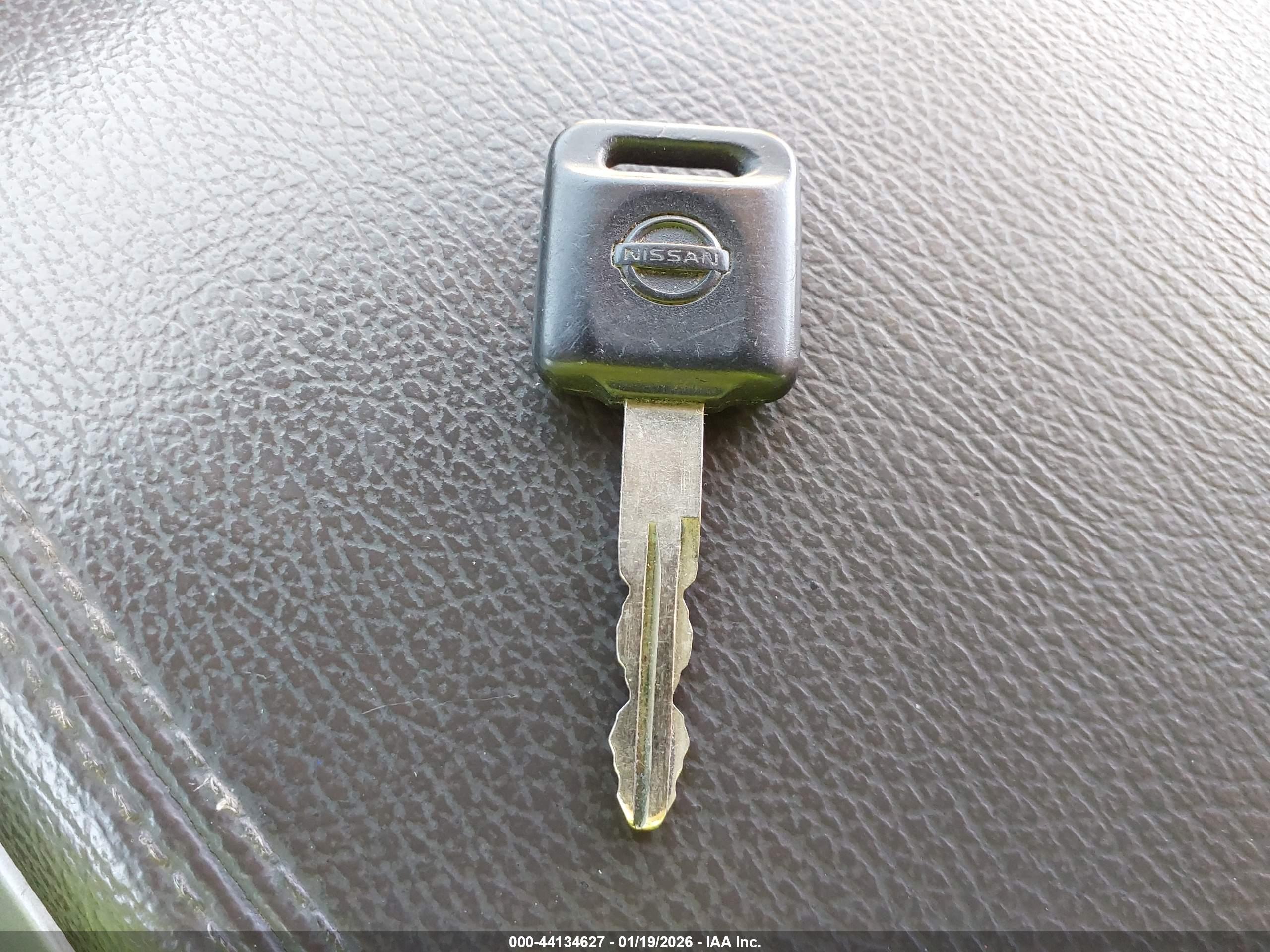 NISSAN VERSA image 11