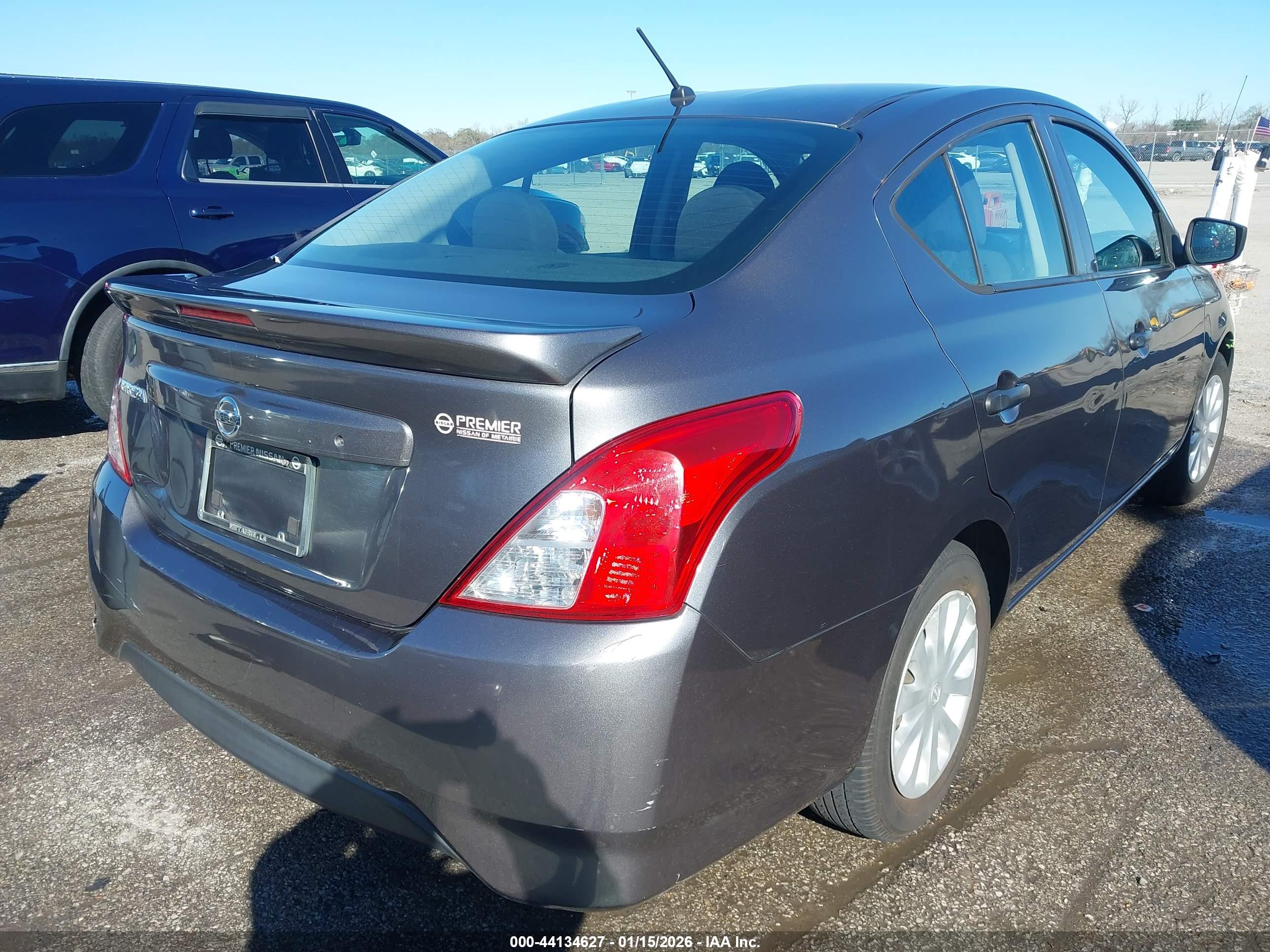 NISSAN VERSA image 4
