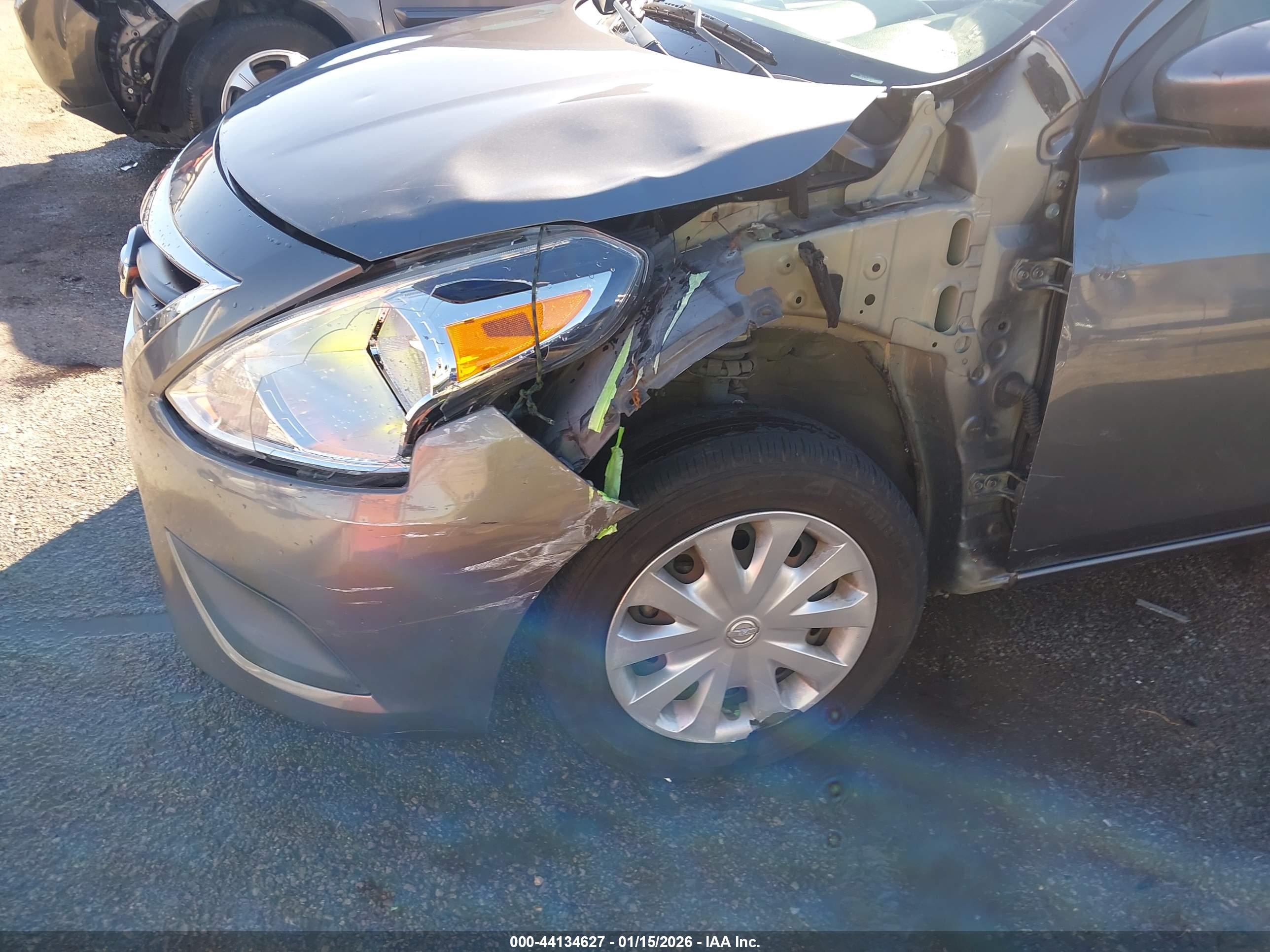 NISSAN VERSA image 6